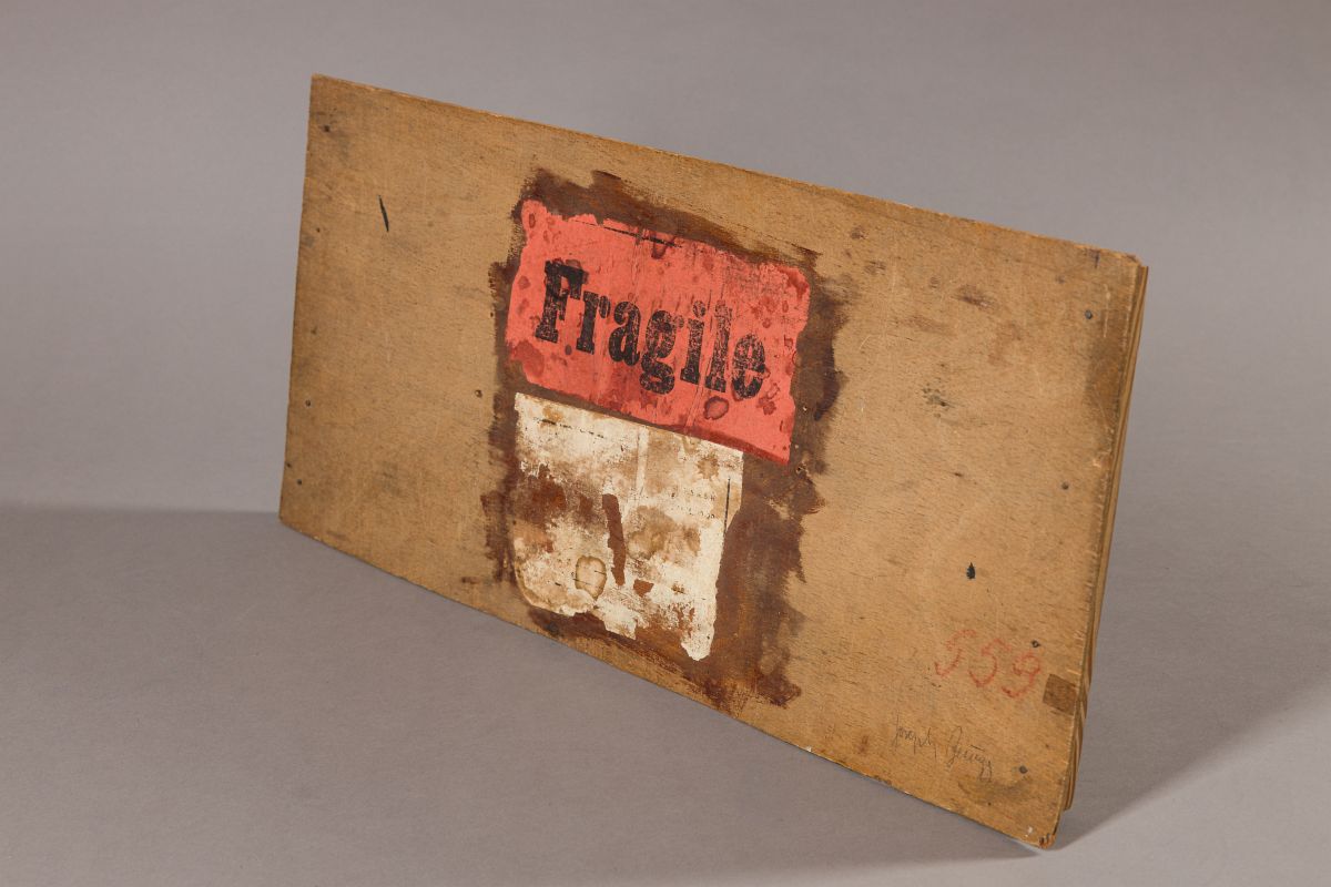 Beuys (zugeschrieben), Joseph(1921 - 1986)Fragilewooden objectsigned lower rightH: 10,7 in / W: 23,4 - Image 8 of 10