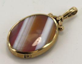 9ct yellow gold double sided fob, set with onyx and banded agate, each measuring approx. 39mm x