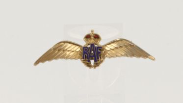 Yellow gold (tests 10ct) RAF sweet heart brooch, blue and red enamel details, length 42mm, weight