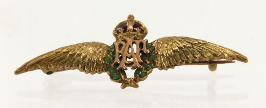 Yellow gold (tests 9ct) RAF enamelled sweetheart pin badge, length 42mm, weight 3.5g.