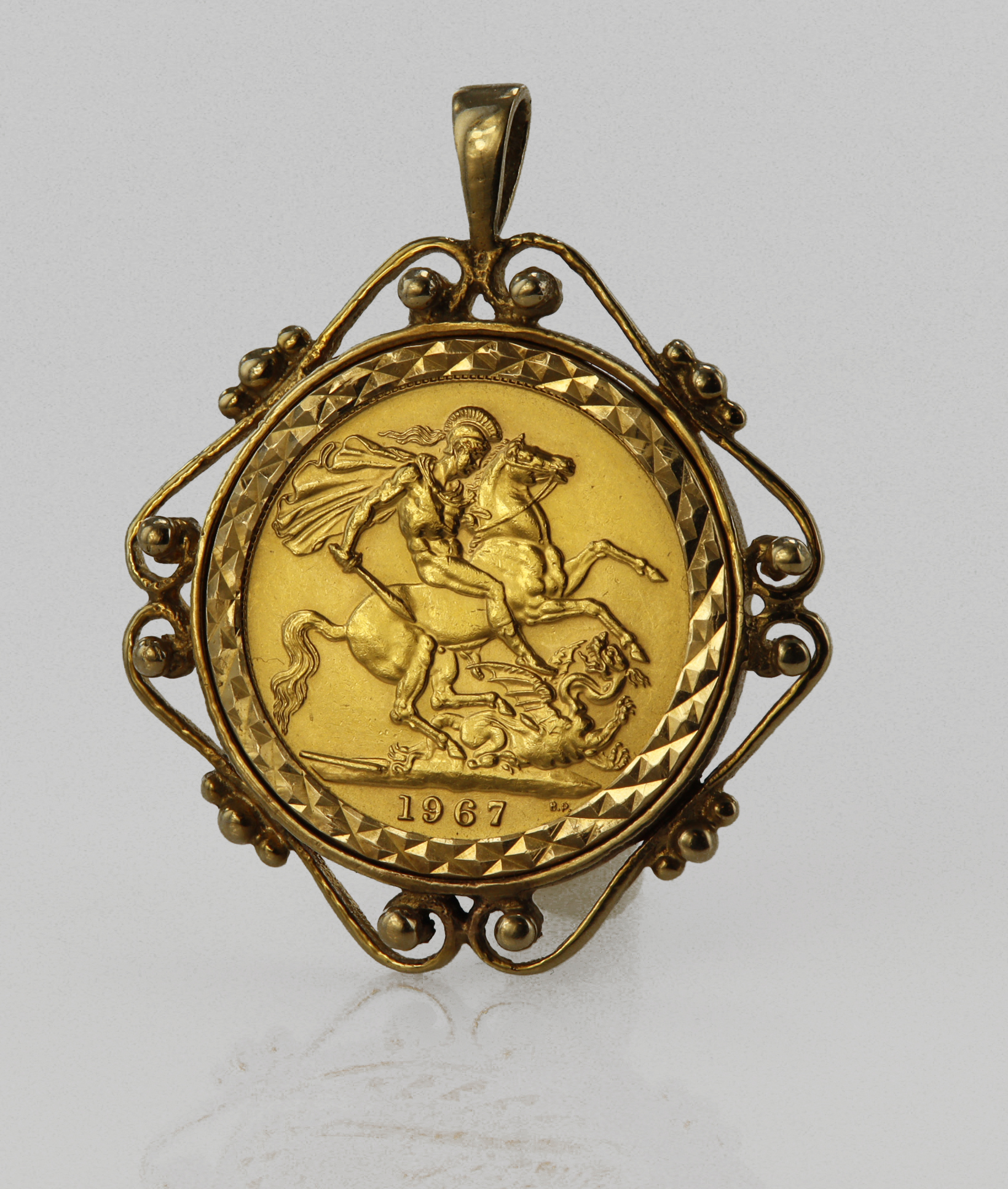 Sovereign 1967 in a 9ct pendant mount. Total weight 12.8g