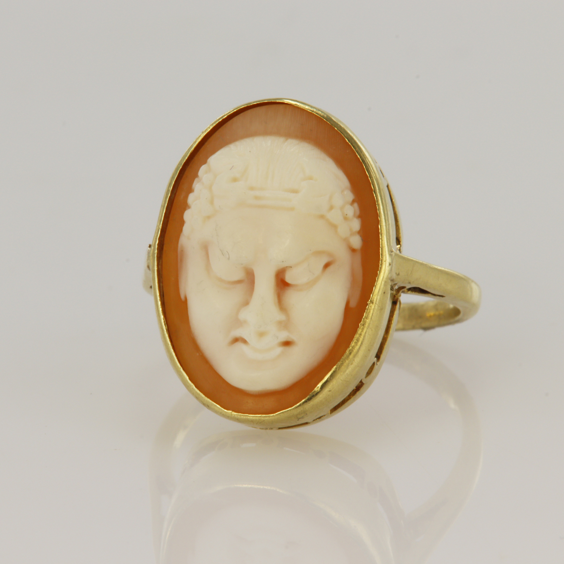15ct yellow gold ring featuring an oval shell cameo measuring approx. 18mm x 13mm, depicting an