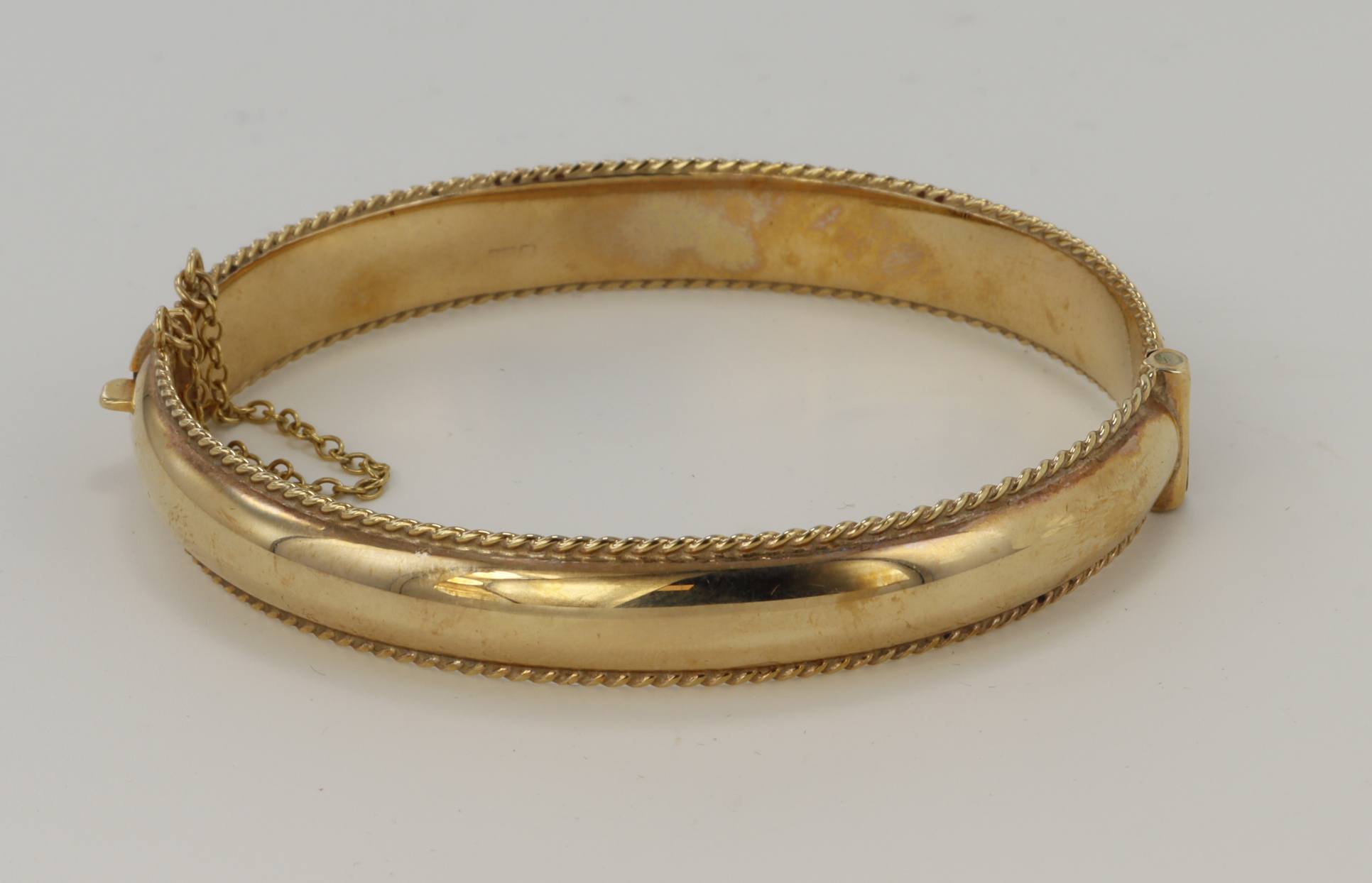 9ct yellow gold hinged bangle, rope style border, width 9.5mm, inside diameter 59 x 56mm, box