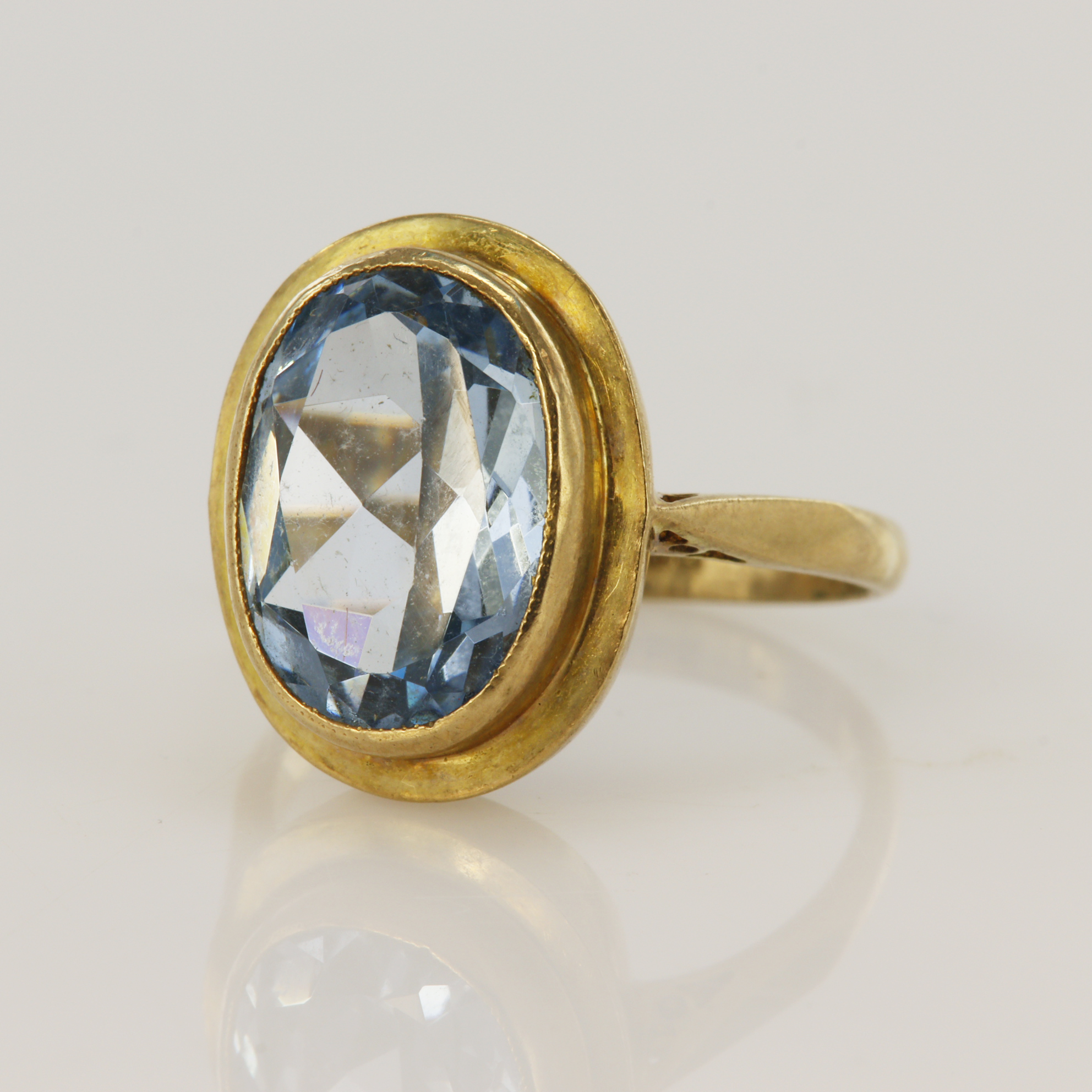 9ct yellow gold synthetic spinel cocktail ring, head measures 17 x 13mm, finger size O, weight 4.