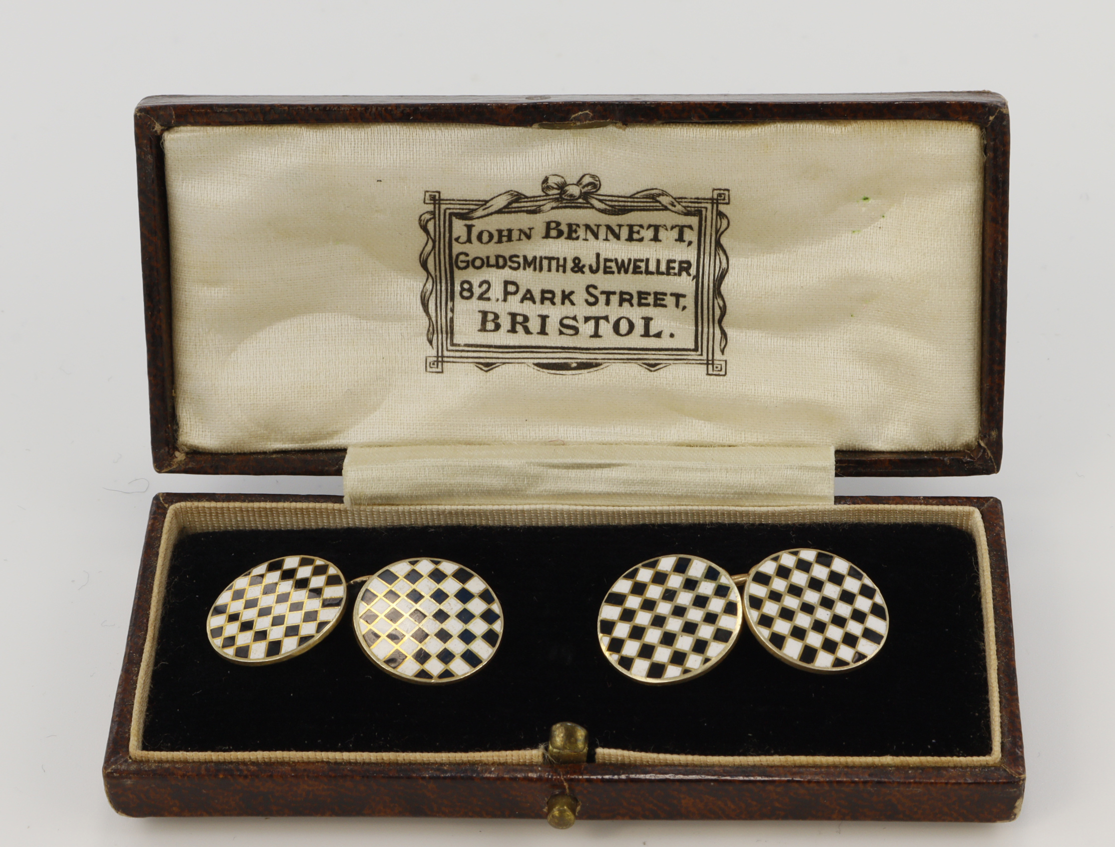 Yellow gold (tests 9ct) vintage cufflinks, black and white enamelled checkered details, diameter