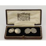 Yellow gold (tests 9ct) vintage cufflinks, black and white enamelled checkered details, diameter