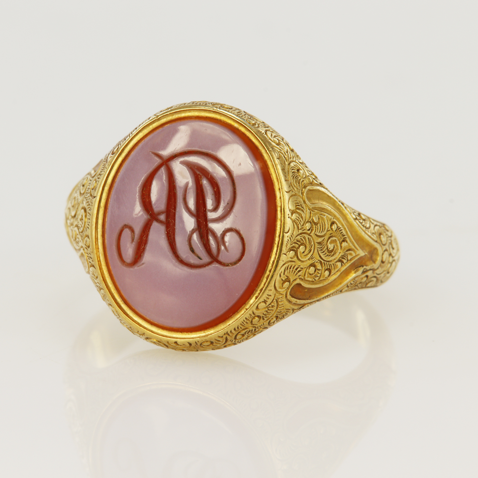 18ct yellow gold Victorian signet ring, oval sardonyx engraved with monogram measures 14.5 x 11.5mm,