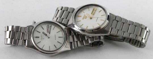 Two Seiko 5 Automatic day-date stainless steel cased gents wristwatches, both with exhibition case