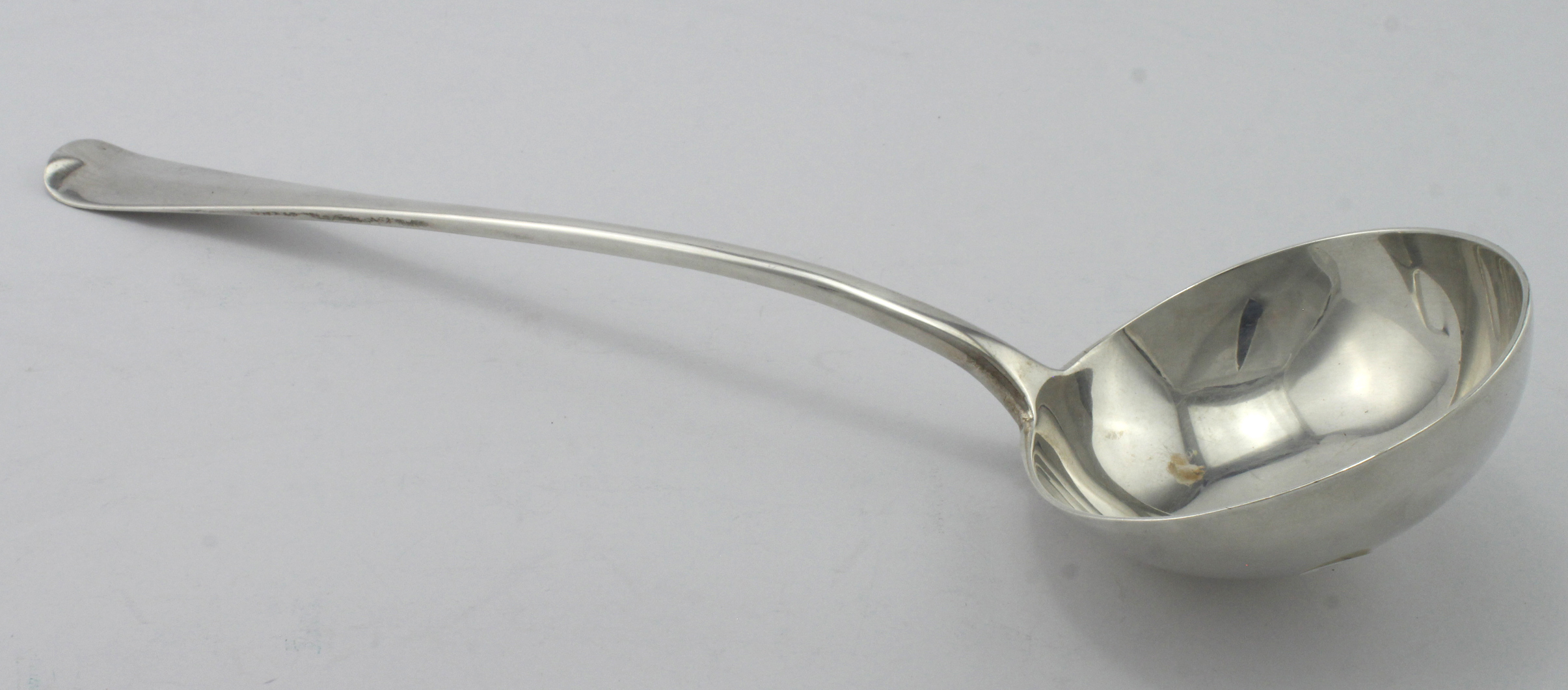 Hanoverian pattern silver soup ladle hallmarked for Mappin & Webb, London 1918, weighs 8.5oz