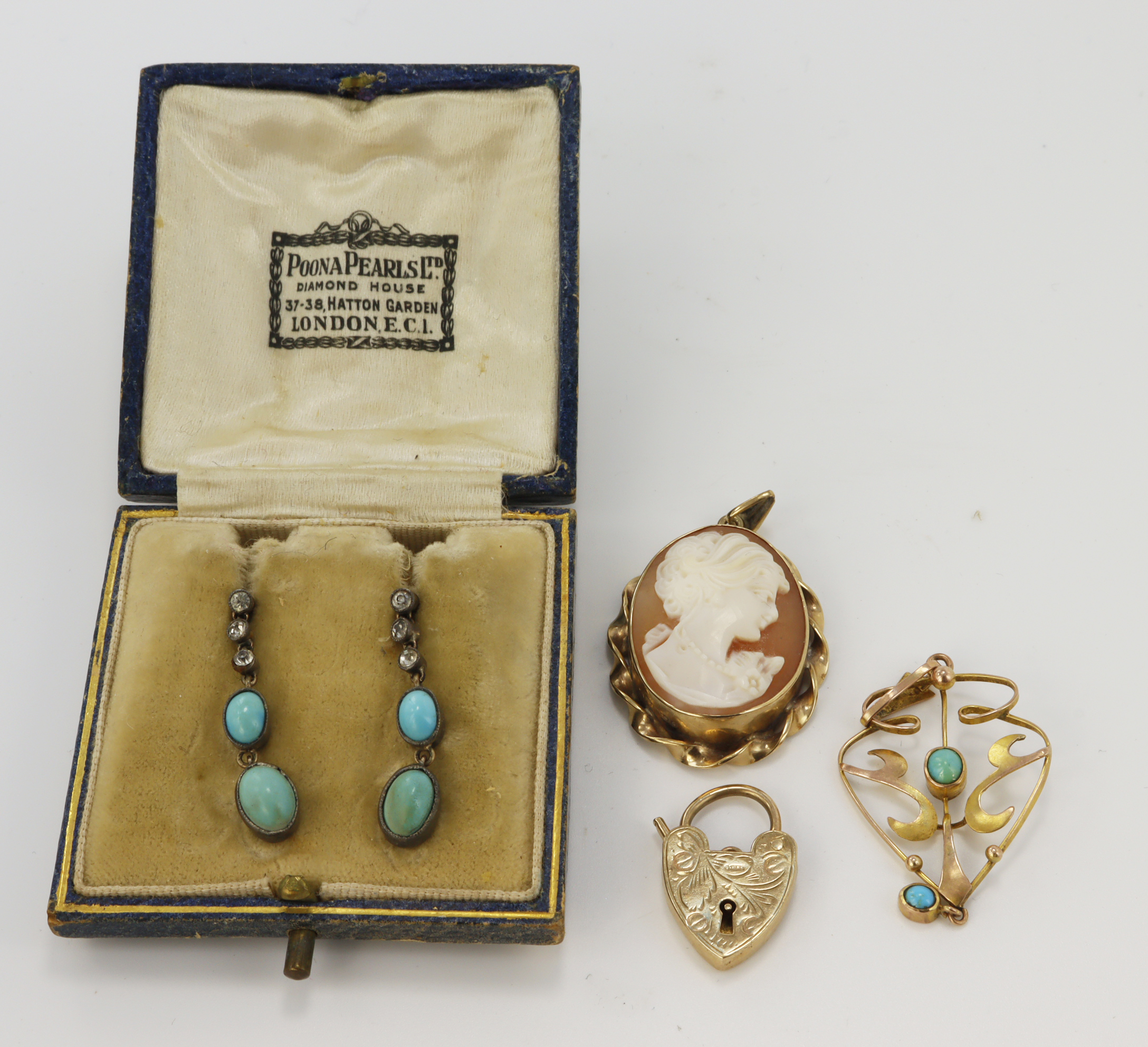 Assortment of 9ct gold/tests 9ct jewellery, to include one vintage turquiose lavalier pendant, a
