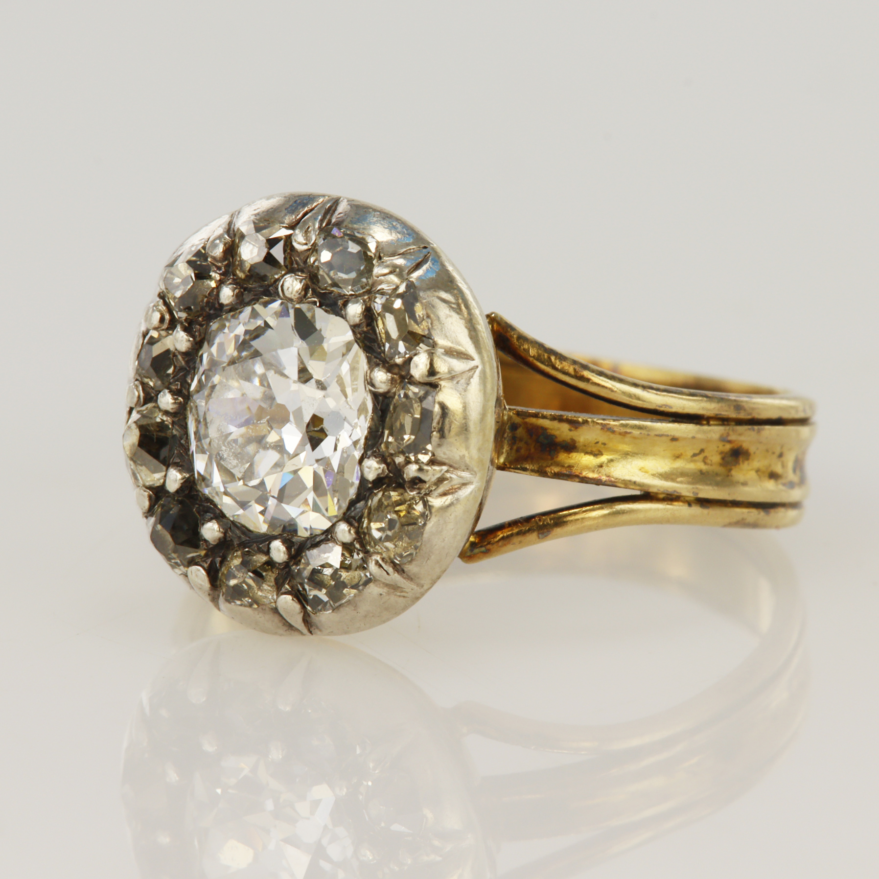 Yellow gold (tests 18ct) Victorian diamond cluster ring, one old cut diamond approx. 1.35ct,