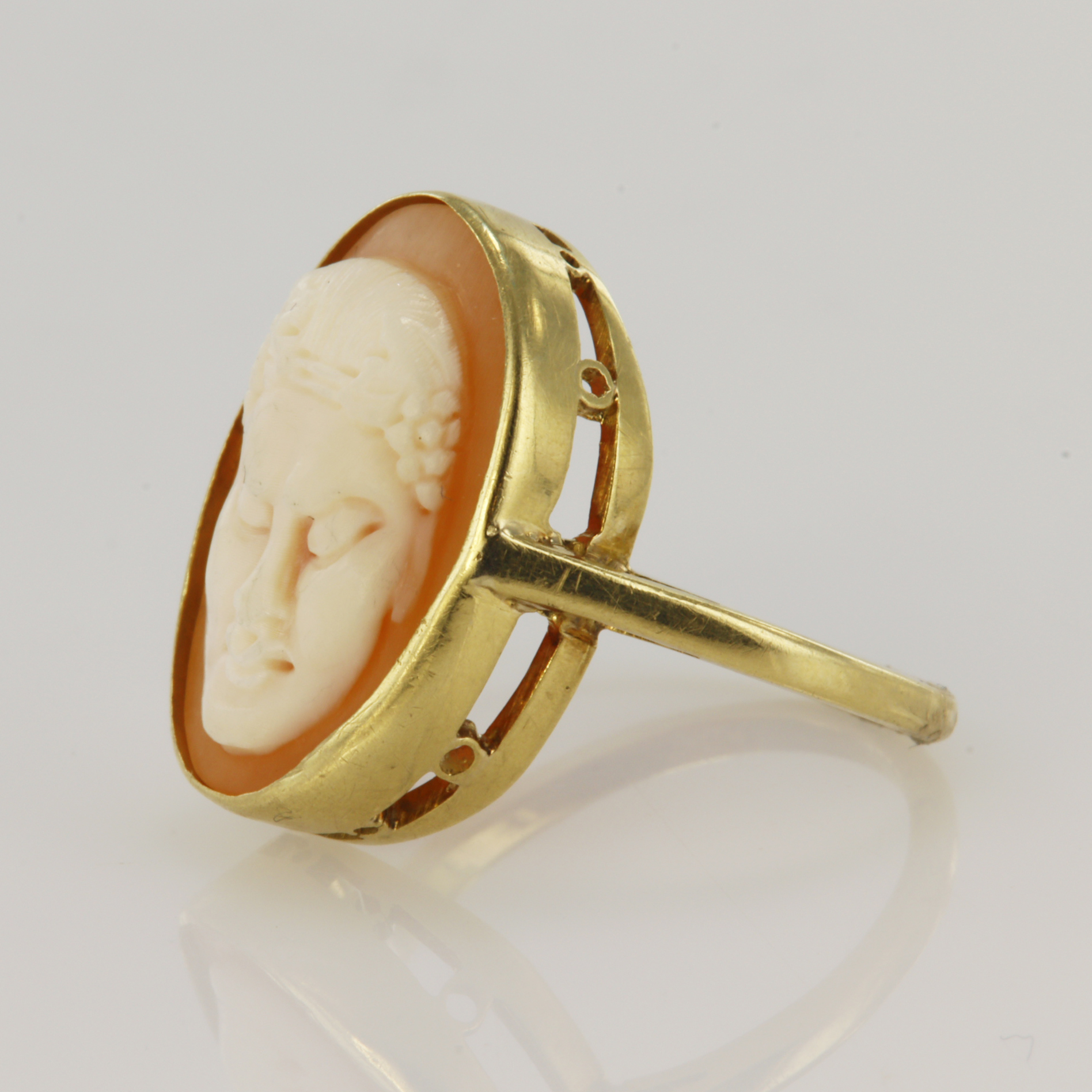 15ct yellow gold ring featuring an oval shell cameo measuring approx. 18mm x 13mm, depicting an - Image 2 of 2