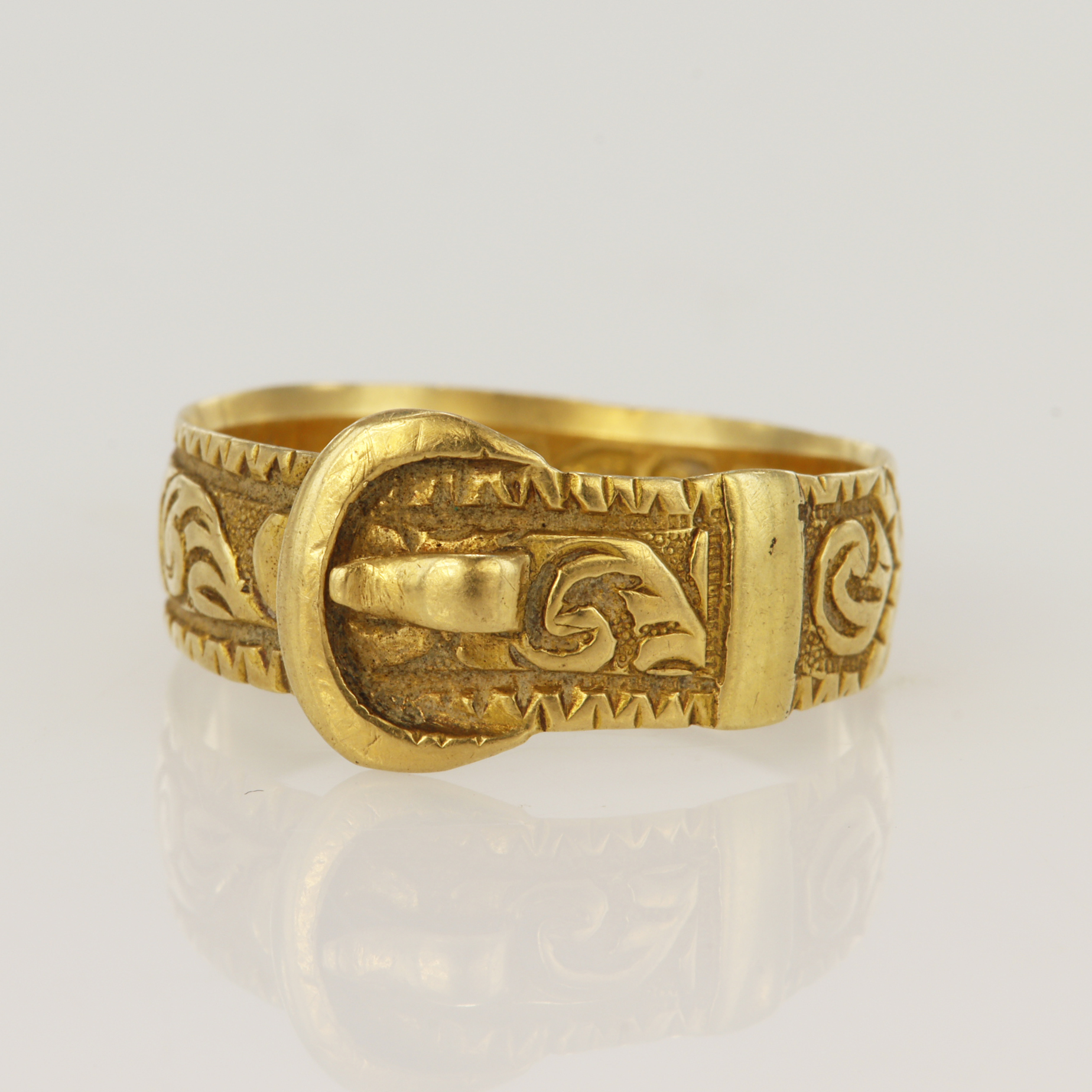 18ct yellow gold Victorian buckle ring, embossed with scroll details, hallmarked Chester 1895,