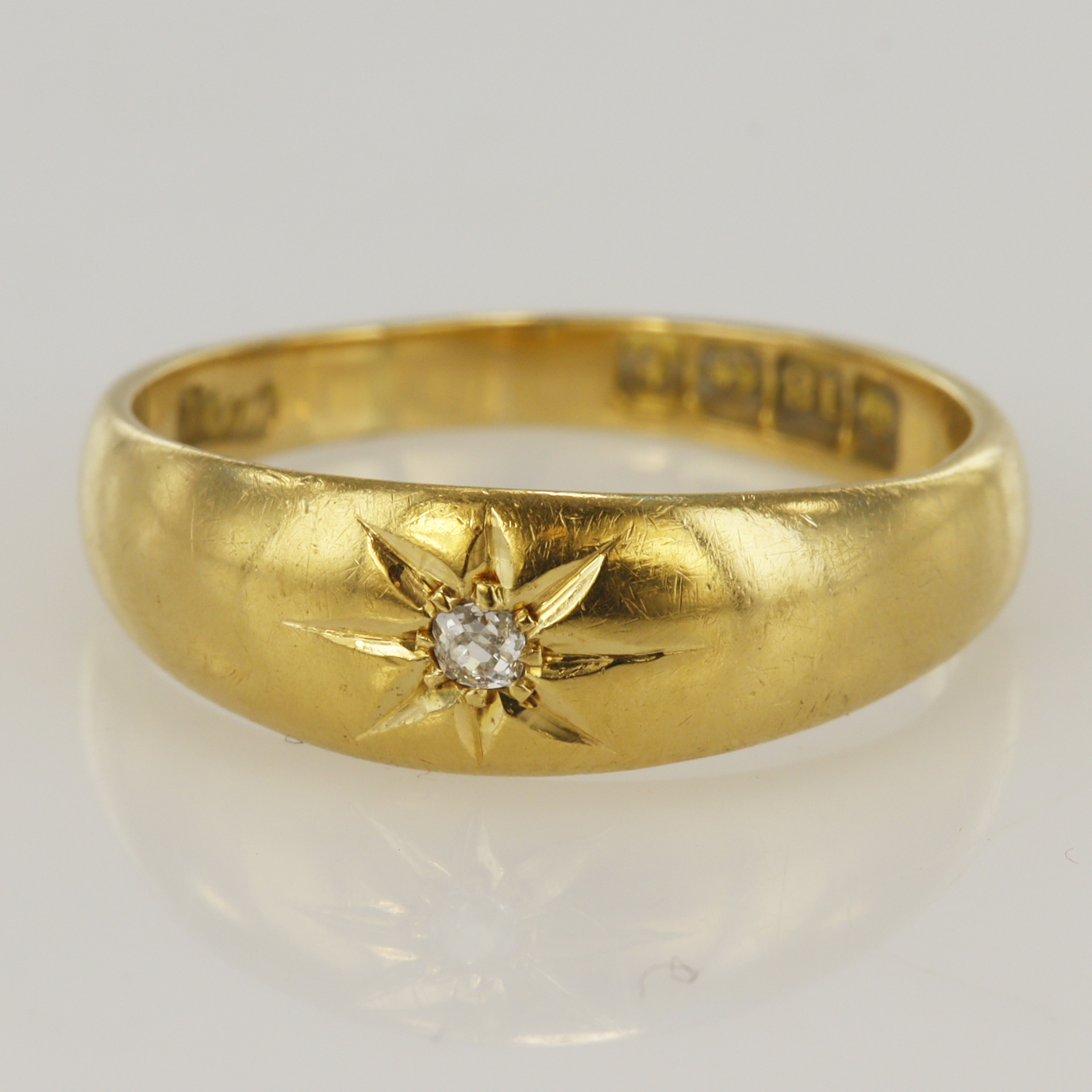 18ct yellow gold antique diamond gypsy ring, one star set old cut diamond approx. 0.02ct, head width