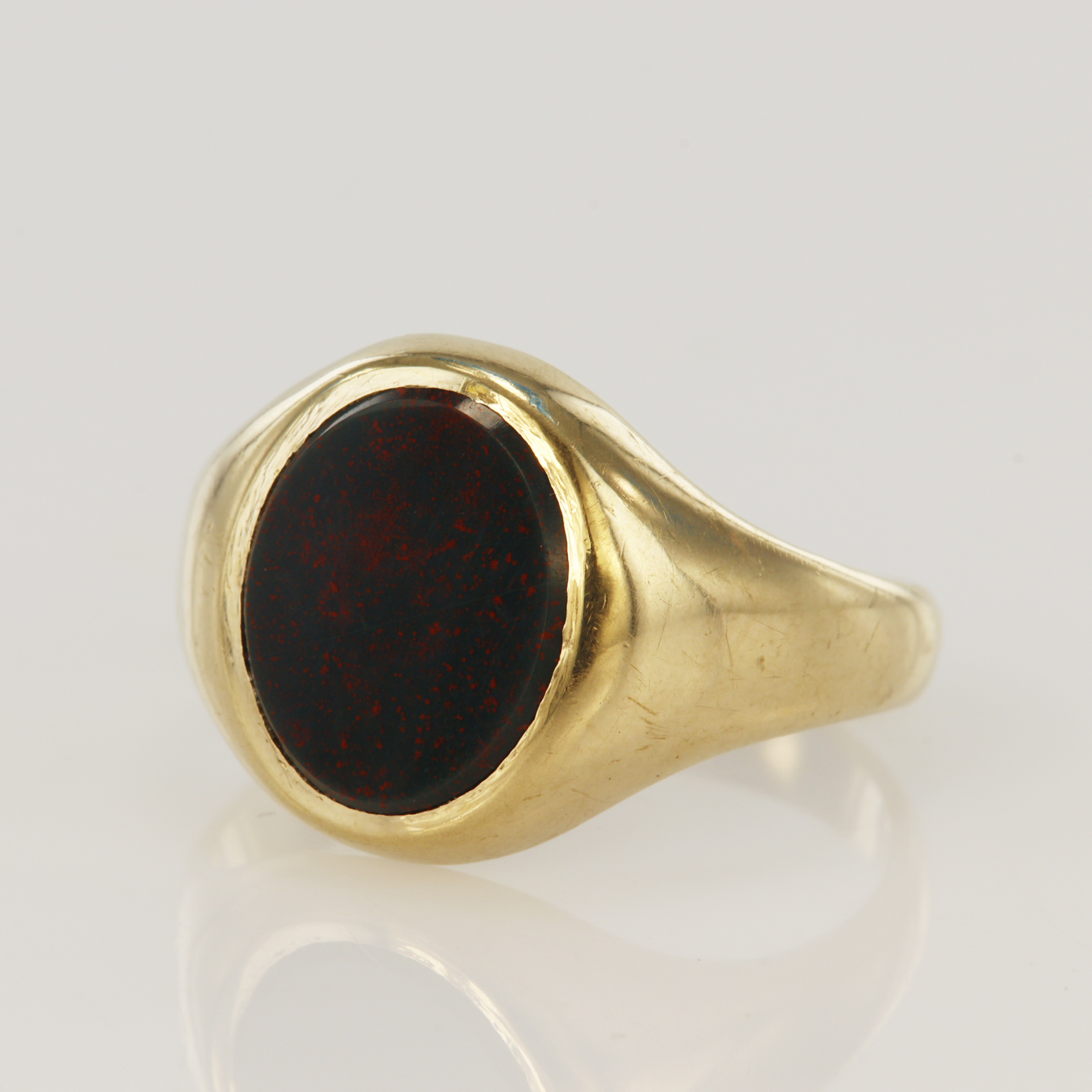 9ct yellow gold bloodstone signet ring, table measures approx. 11 x 10mm, finger size R, weight 6.