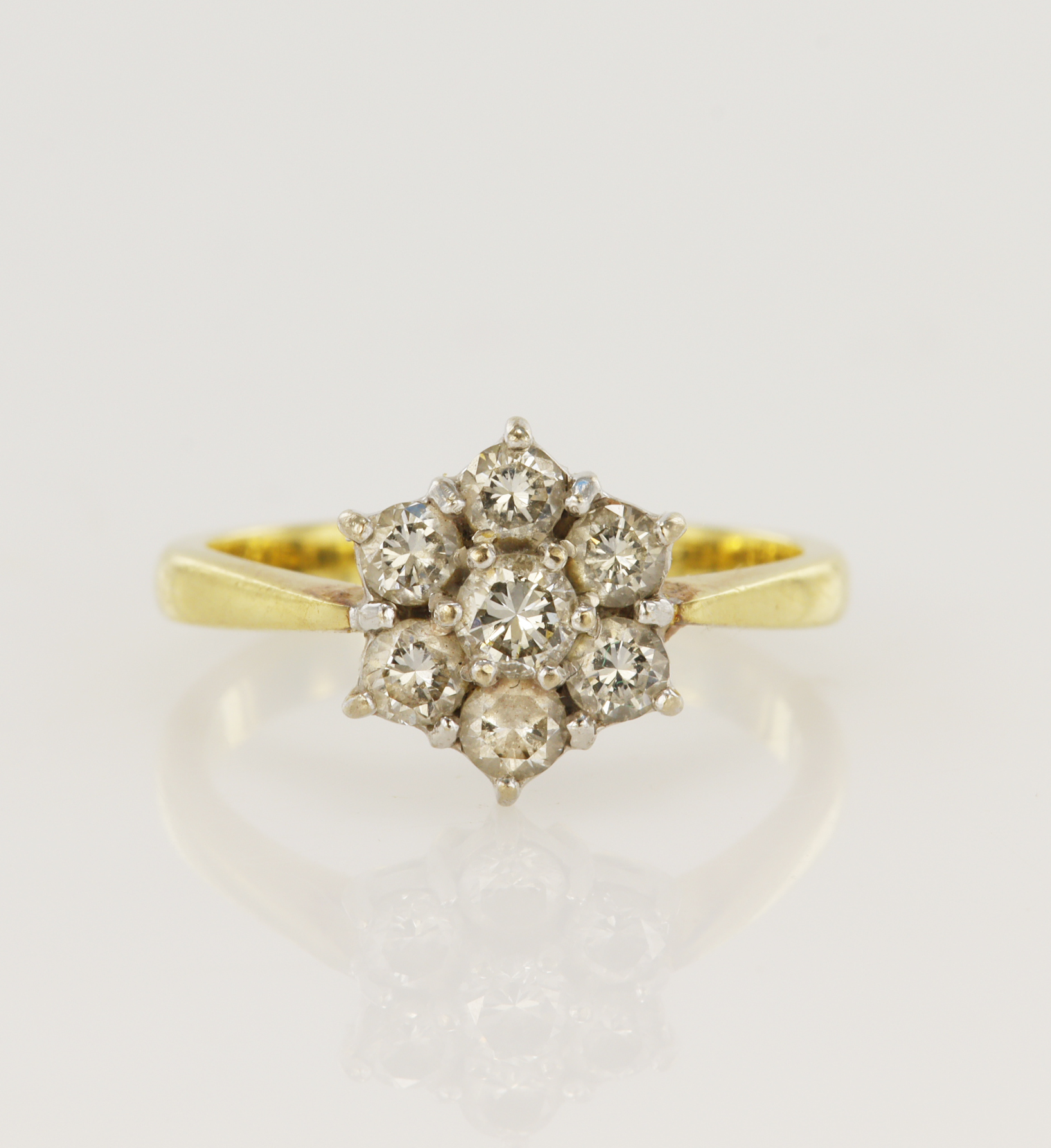 18ct yellow gold diamond daisy cluster ring, seven round brilliant cuts, TDW approx. 0.80ct, head