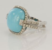 18ct white gold ring featuring a cusion shaped turquoise cabochon measuring approx. 17mm x 17mm,