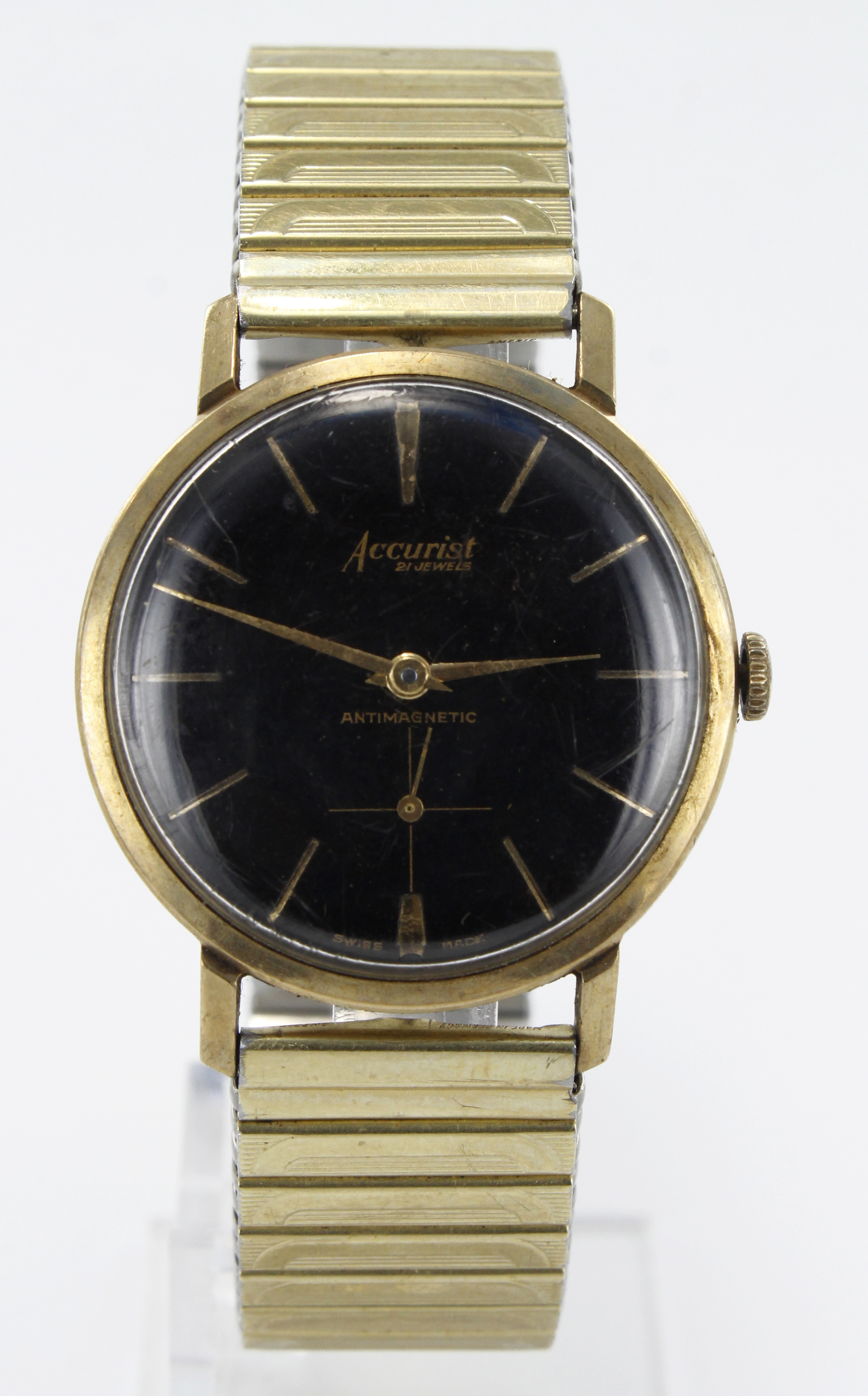 Gents 9ct cased Accurist manual wind wristwatch, case no. 1495. The black gloss dial with gilt baton