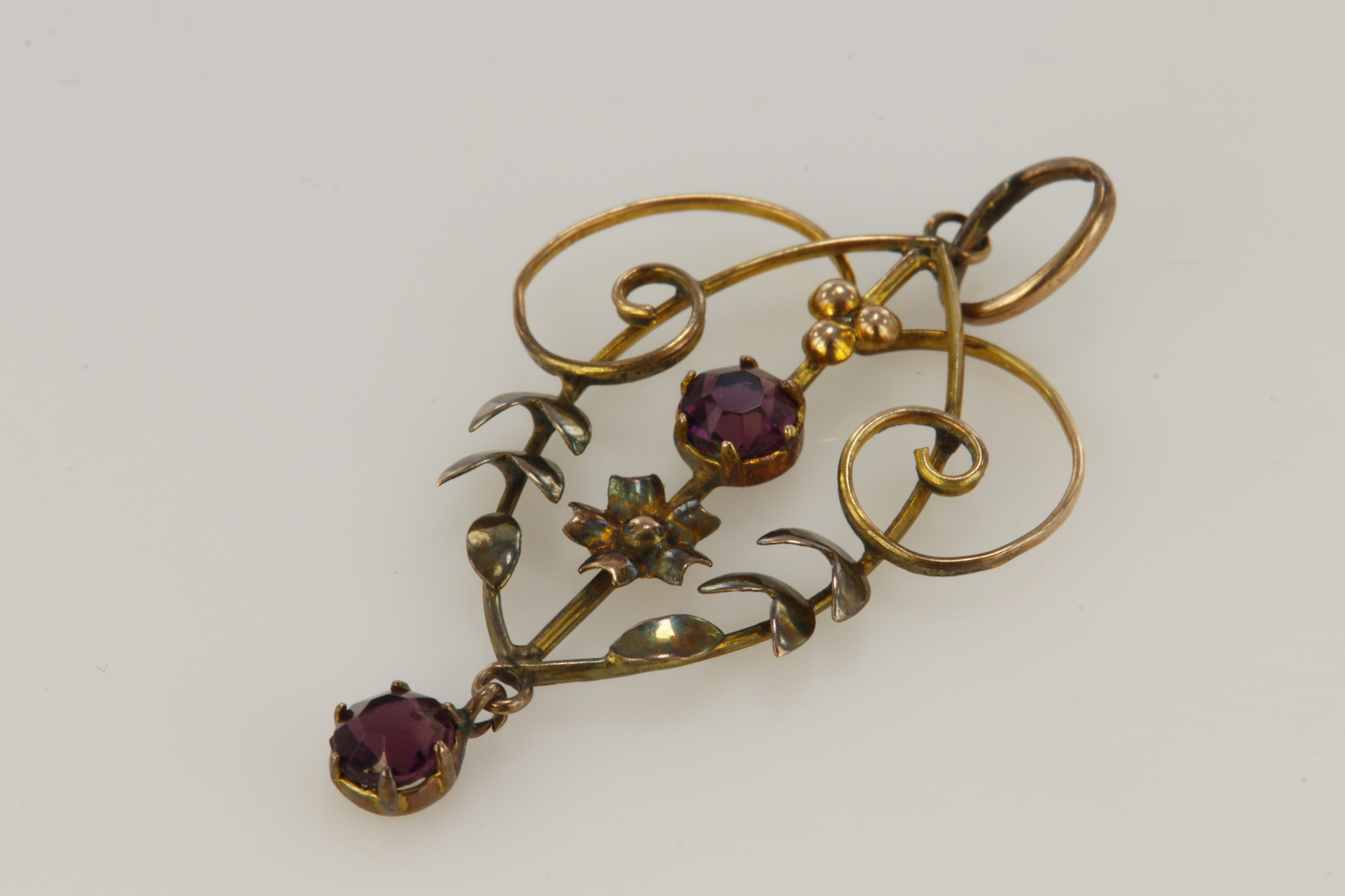 9ct yellow gold pendant of Art Nouveau style set with two 4mm diameter garnets, weight 1.5g