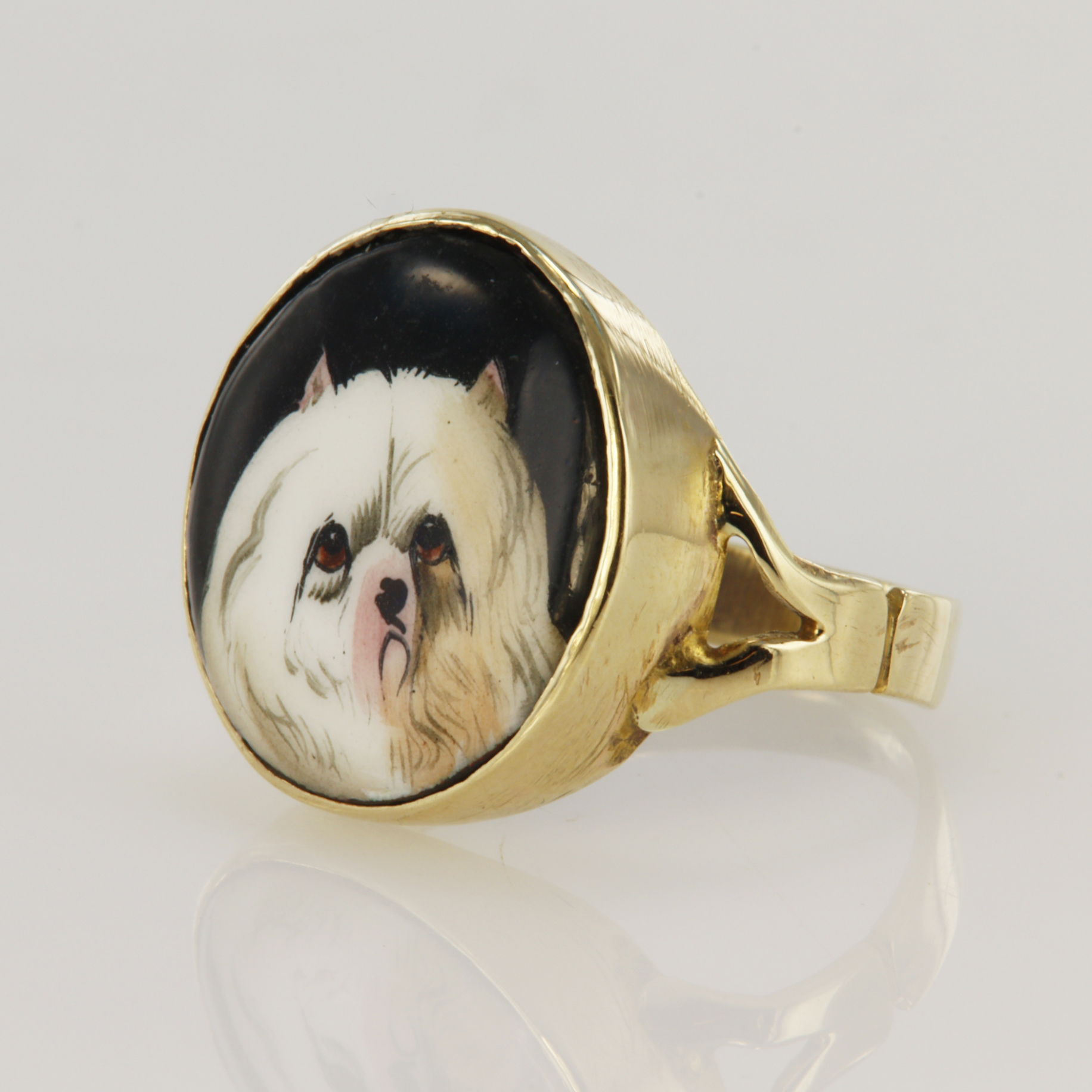 9ct yellow gold ring set with a round hand painted ceramic depicting a dog's head, approx.