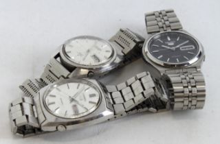 Seiko. Three stainless steel cased gents automatic wristwatches, all with day-date apertures at 3