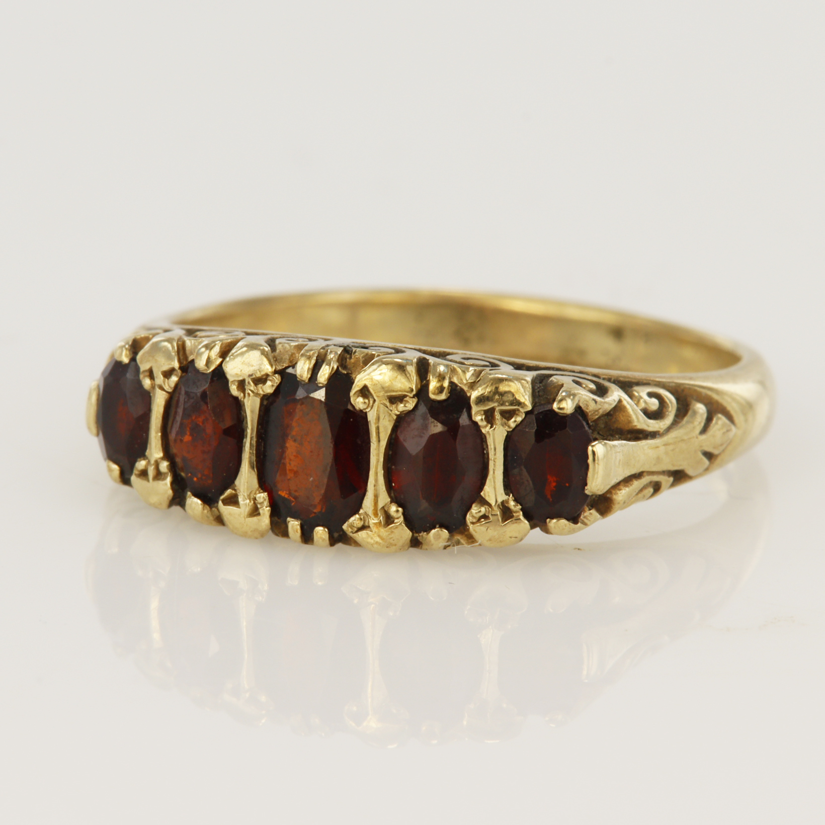 9ct yellow gold garnet dress ring, five graduating oval garnets, principle measures, 6 x 4mm, carved