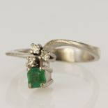 White gold (tests 14ct) diamond and emerald dress ring, three round brilliant cut diamonds TDW