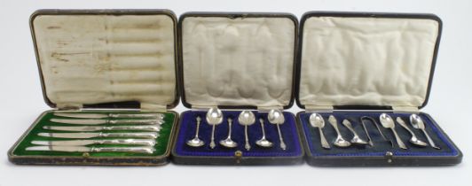 Boxed set of six silver teaspoons & a pair of silver sugar tongs all hallmarked Sheffield 1917