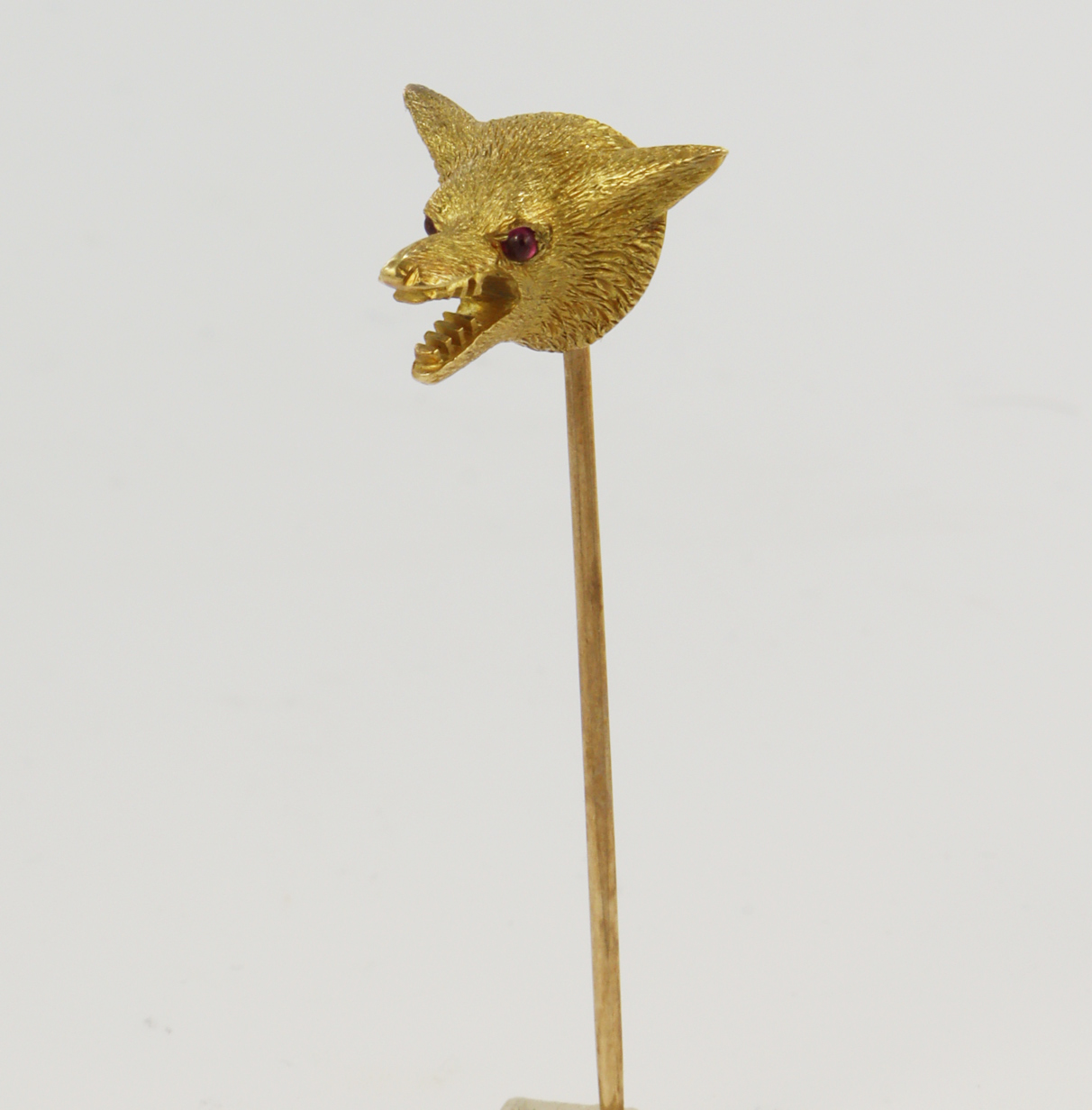 Yellow gold (tests 18ct) antique fox head tie pin, ruby set cabochon eyes, head width 10mm, yellow - Image 2 of 2