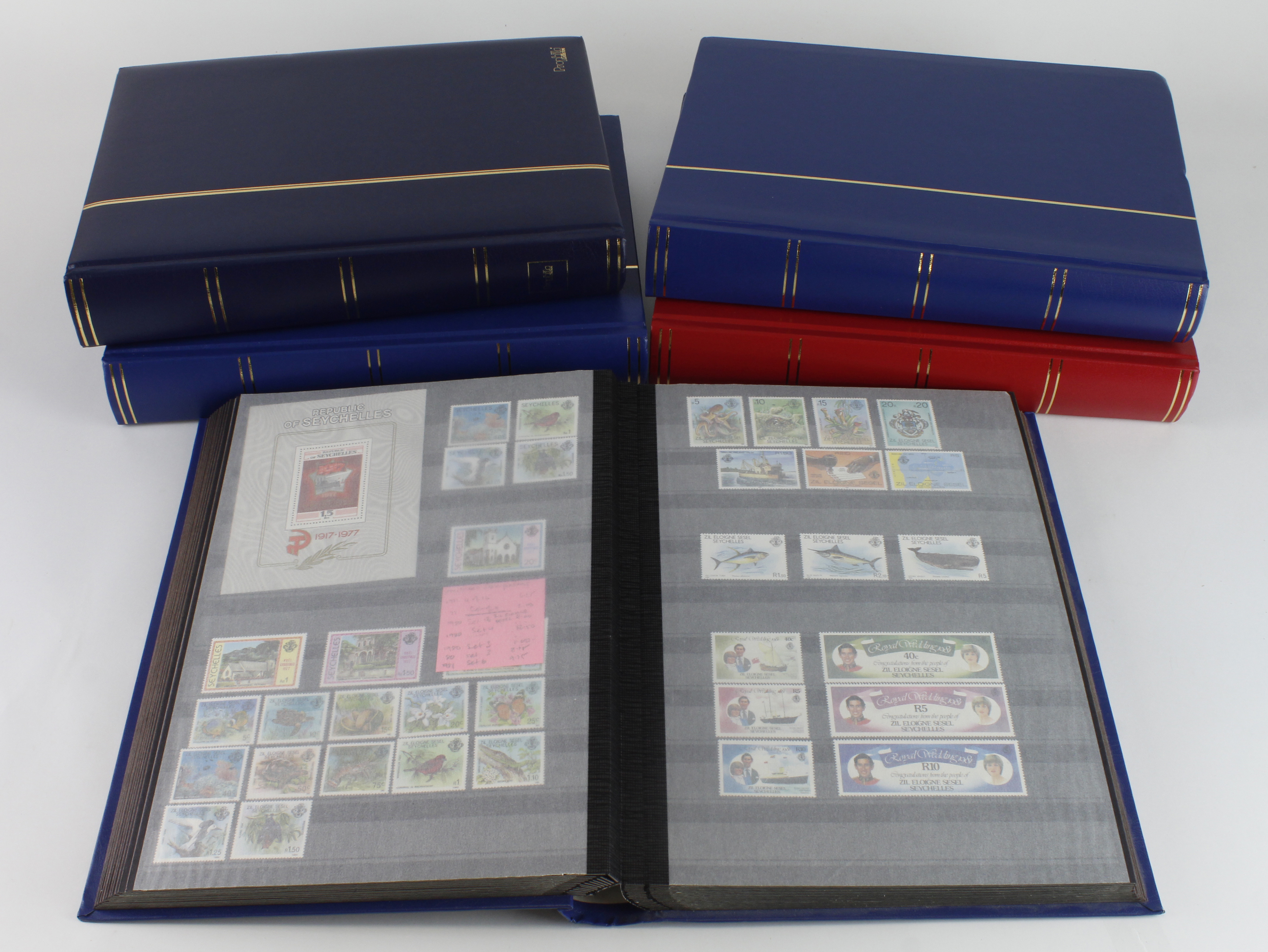 Modern QE2 um sets for many different British Commonwealth countries in 5x well filled stockbooks,