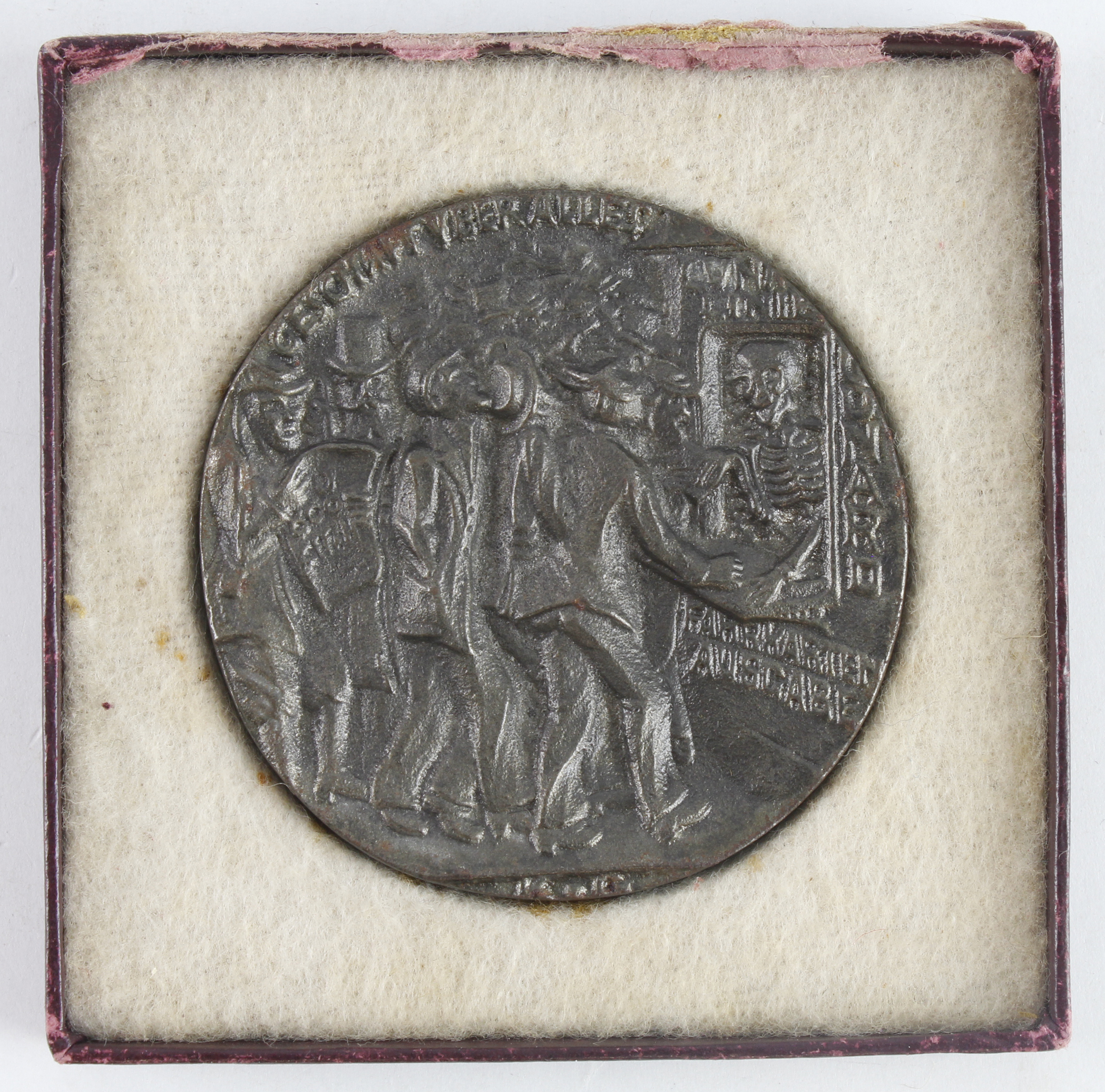 WW1 Lusitania medallion British type in box minted to commemorate the ships sinking by a German - Image 2 of 2