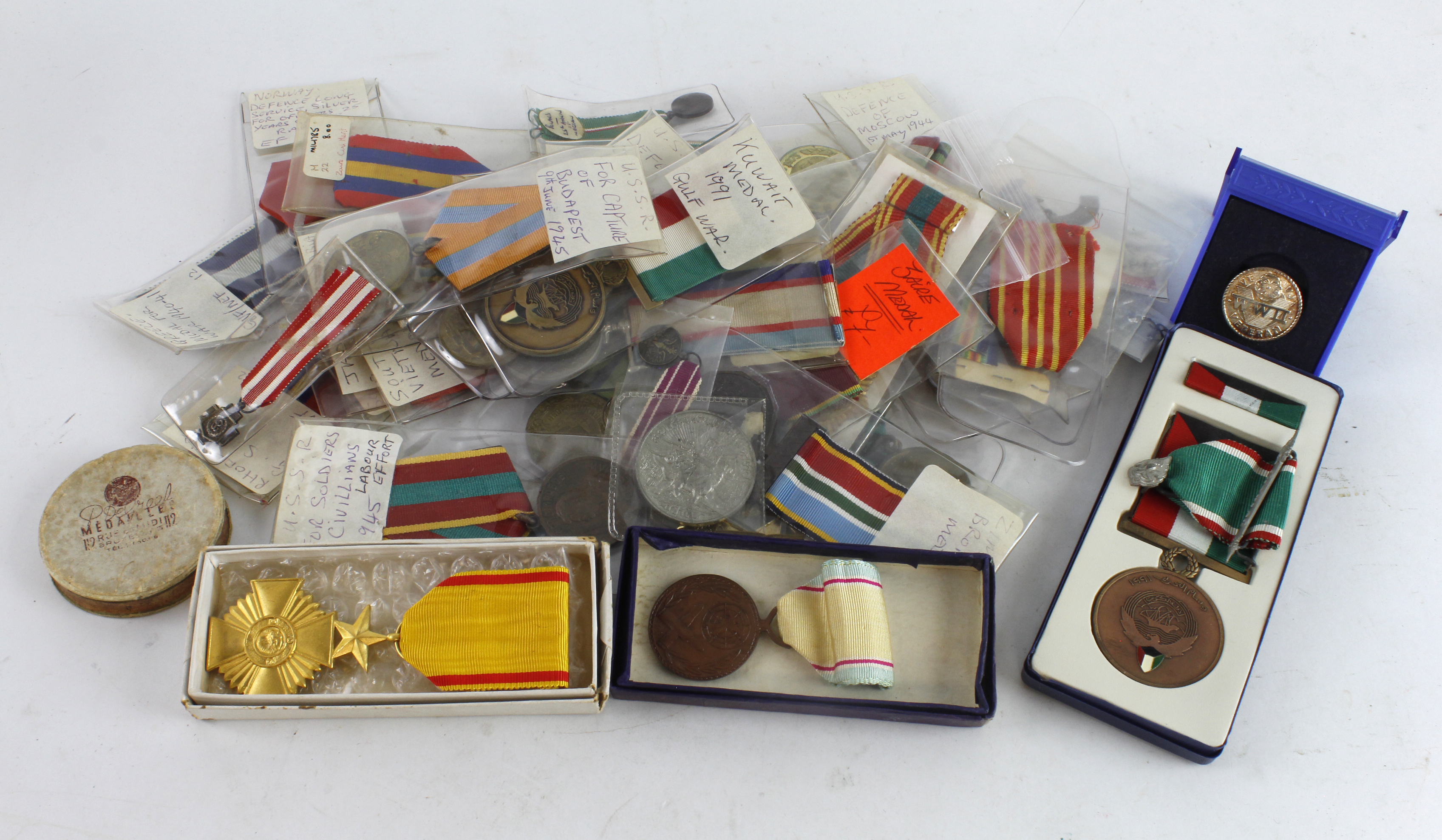Medals World selection including Japan, Bulgaria, South Vietnam, Kuwait, Norway, USSR, Rhodesia,