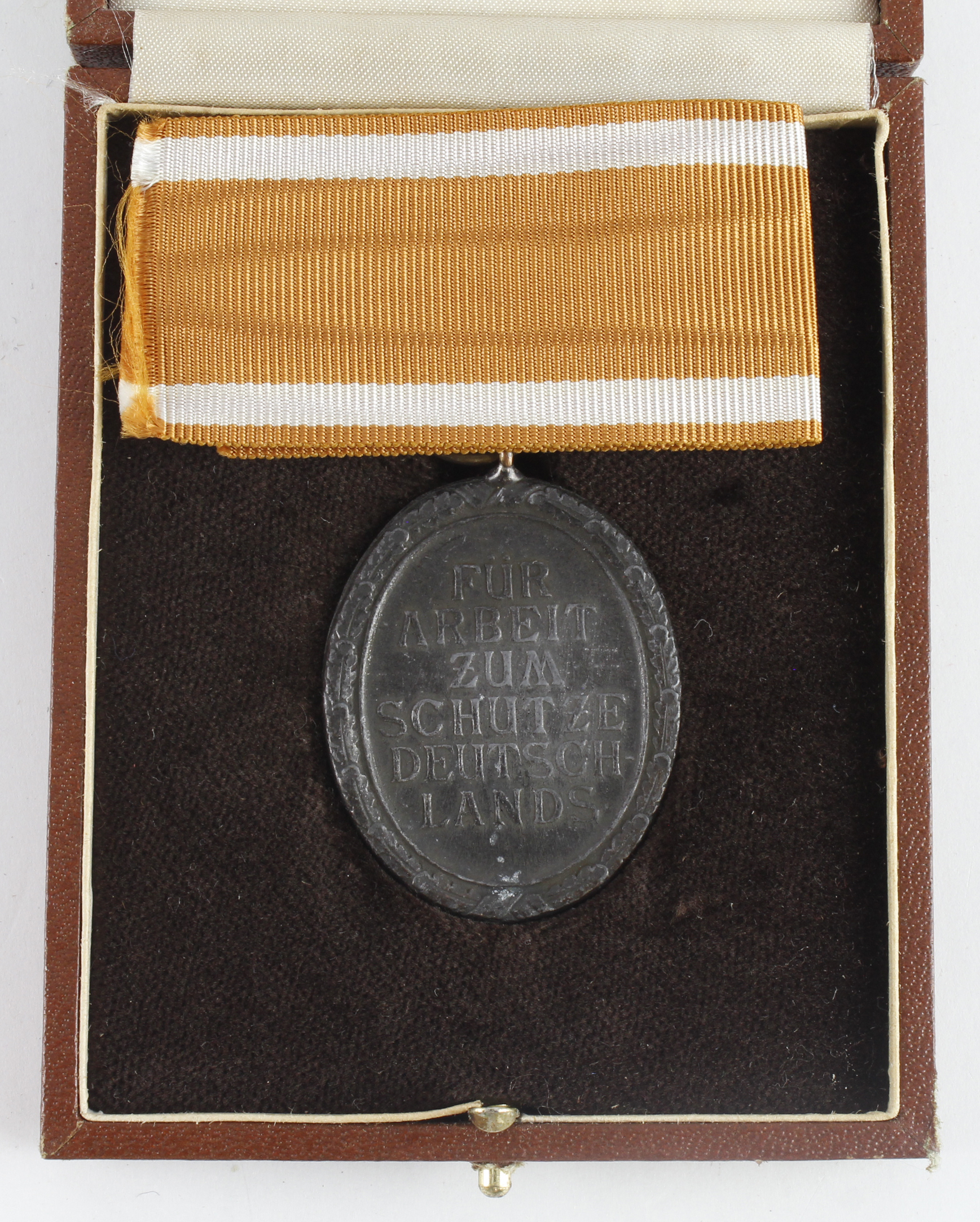 Germany from a one owner collection, a Westwall medal in fitted Deluxe box. - Bild 2 aus 2