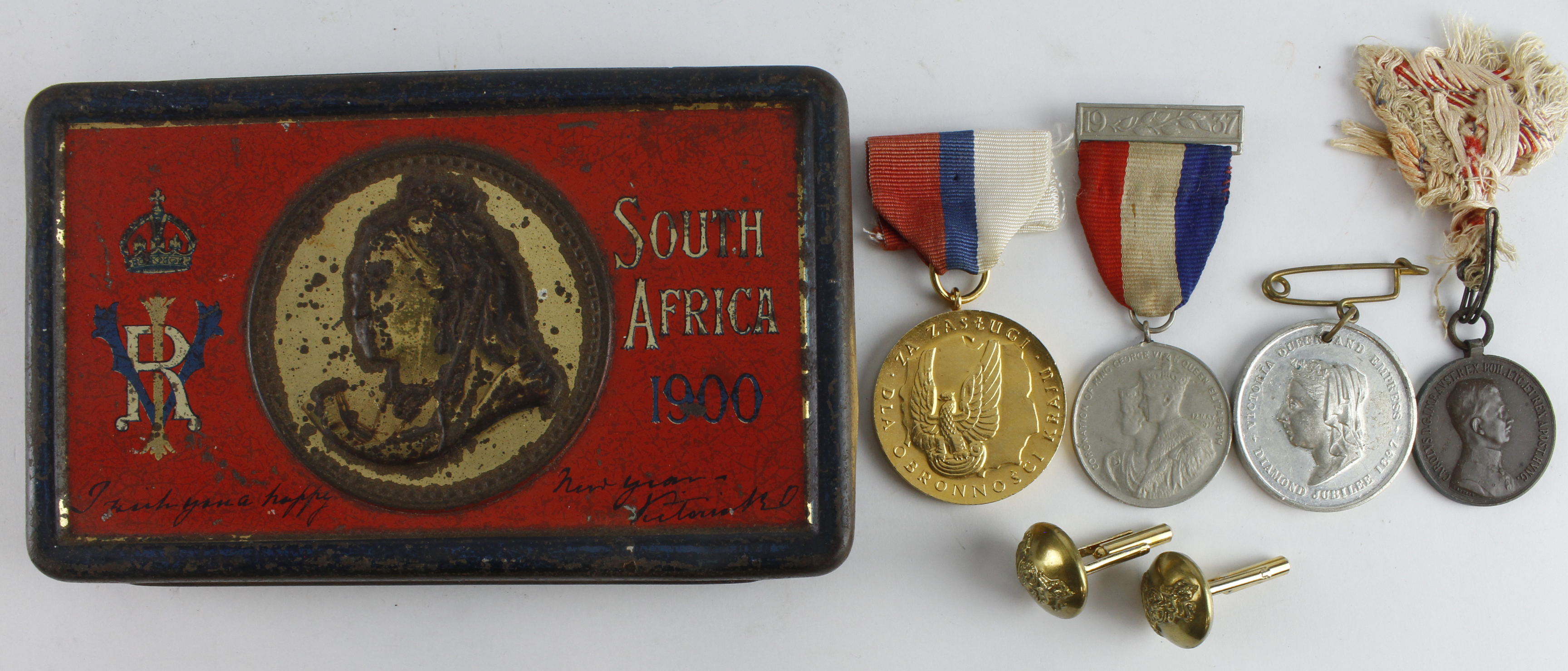 South Africa Boer War 1900 tin (empty) plus various medals and a pair of cuff links (slln)