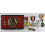 South Africa Boer War 1900 tin (empty) plus various medals and a pair of cuff links (slln)