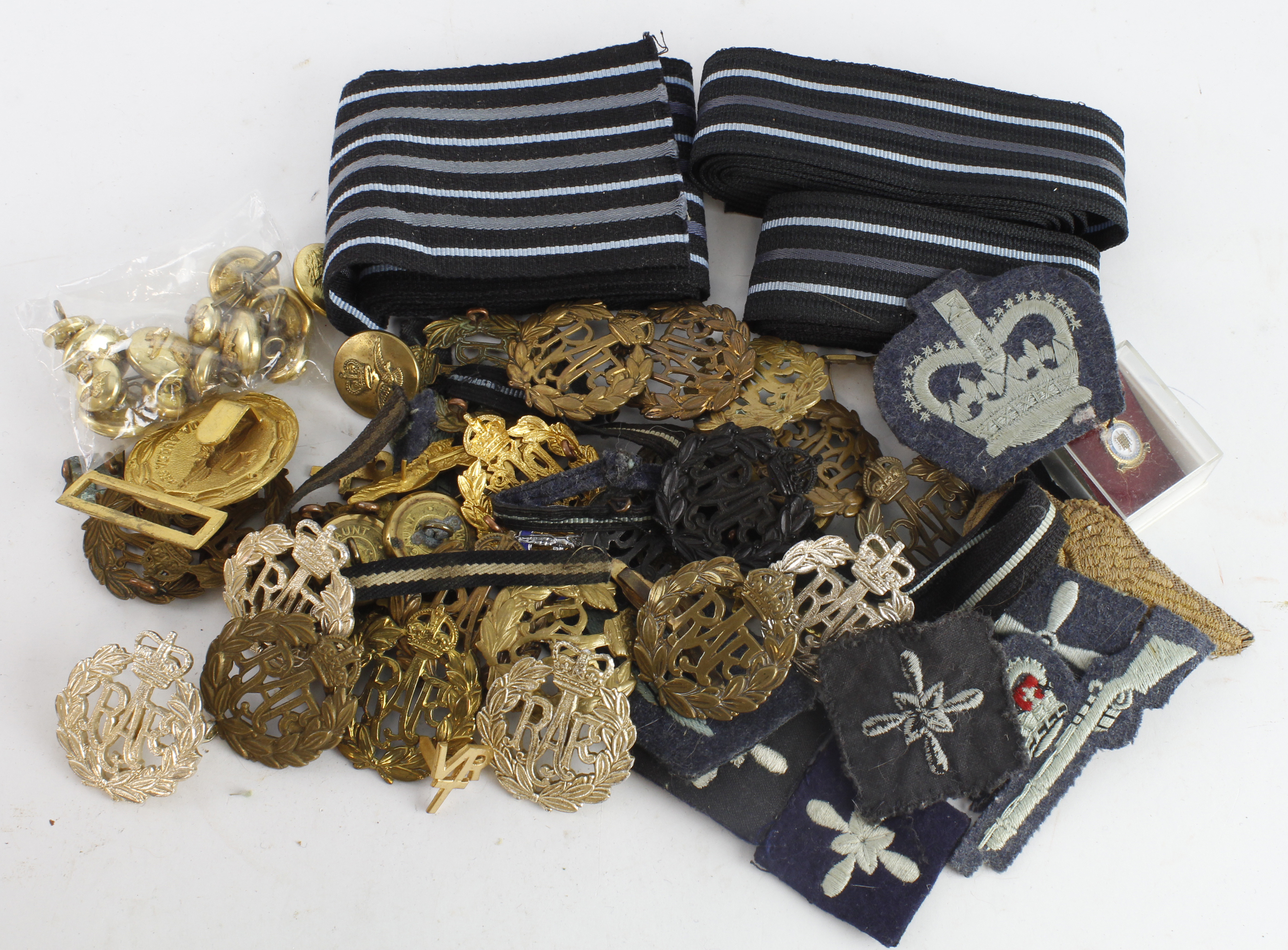 Mixed lot of RAF cap badges, insignia, cloth badges, etc (Qty) No Reserve