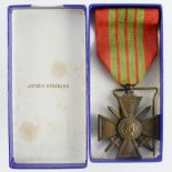 French WW2 1939 Croix de Guerre medal in box.