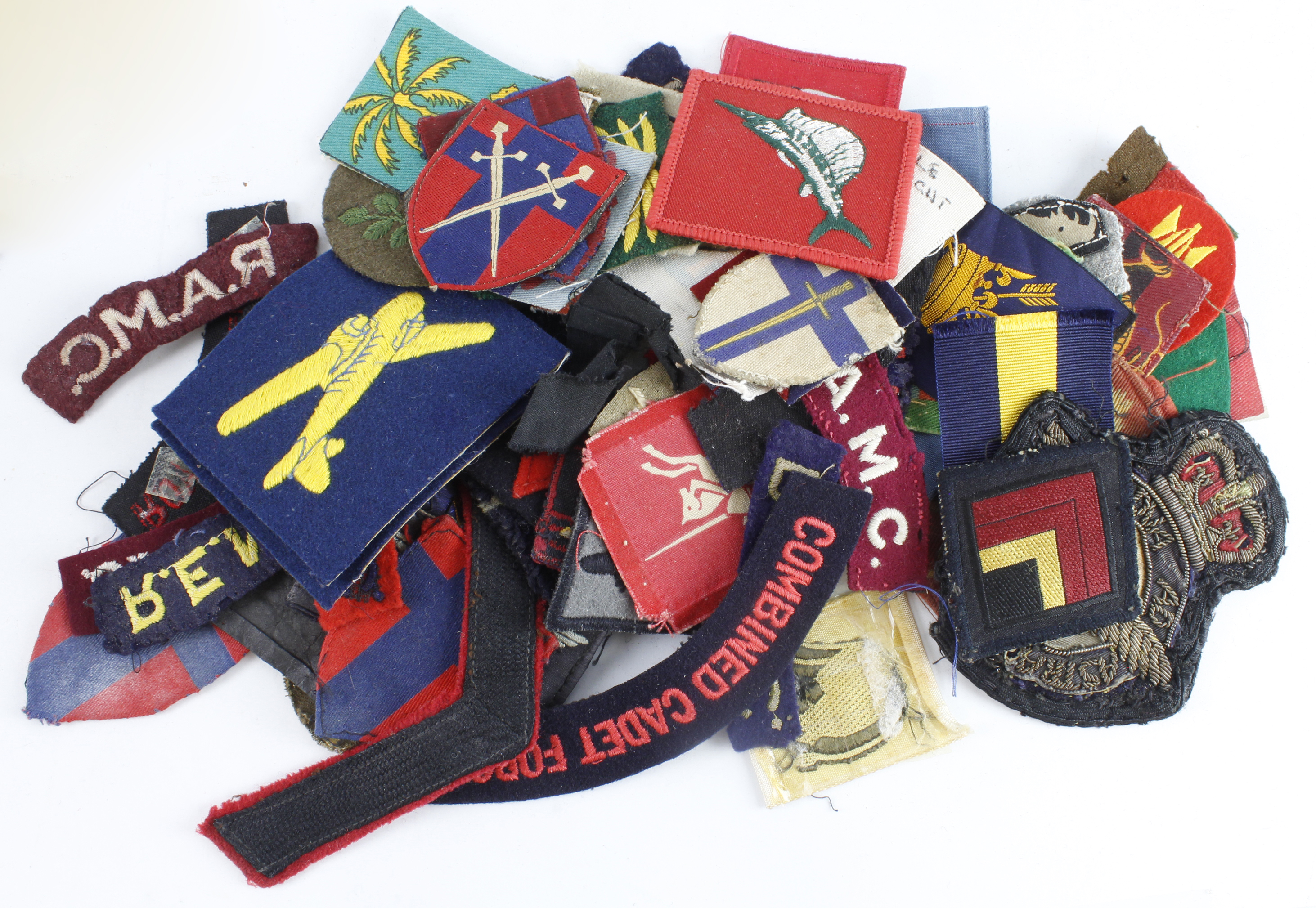 Cloth Badges: British Army WW2 and later formation signs and shoulder titles, all in excellent