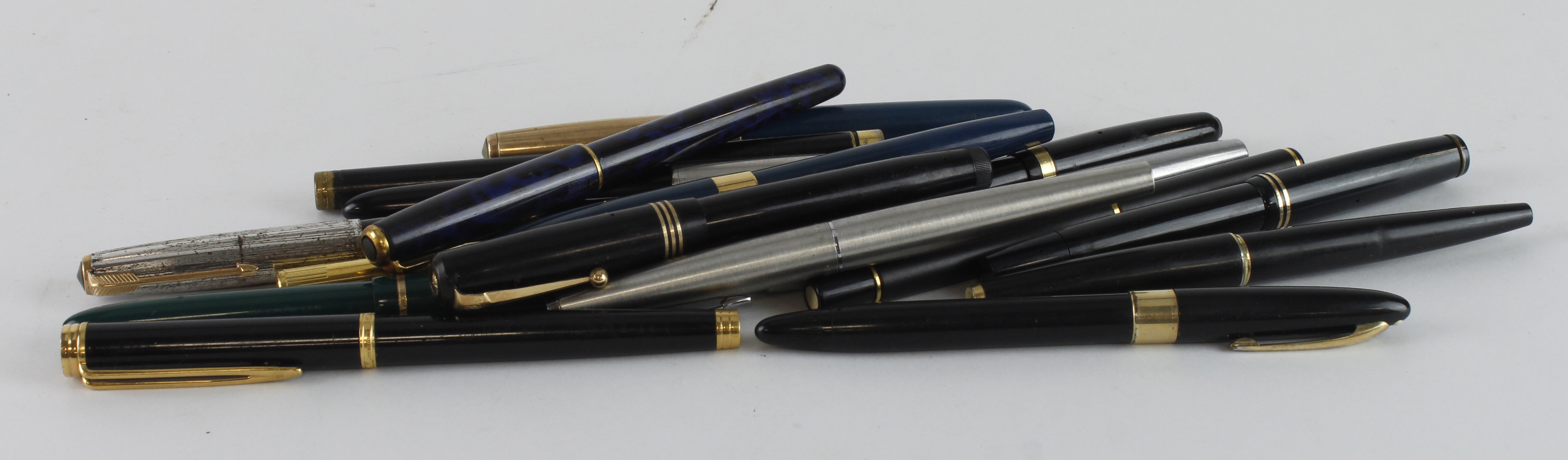 Pens. A collection of seventeen fountain pens, including Parker (incl. Victory, 51), Sheaffer,