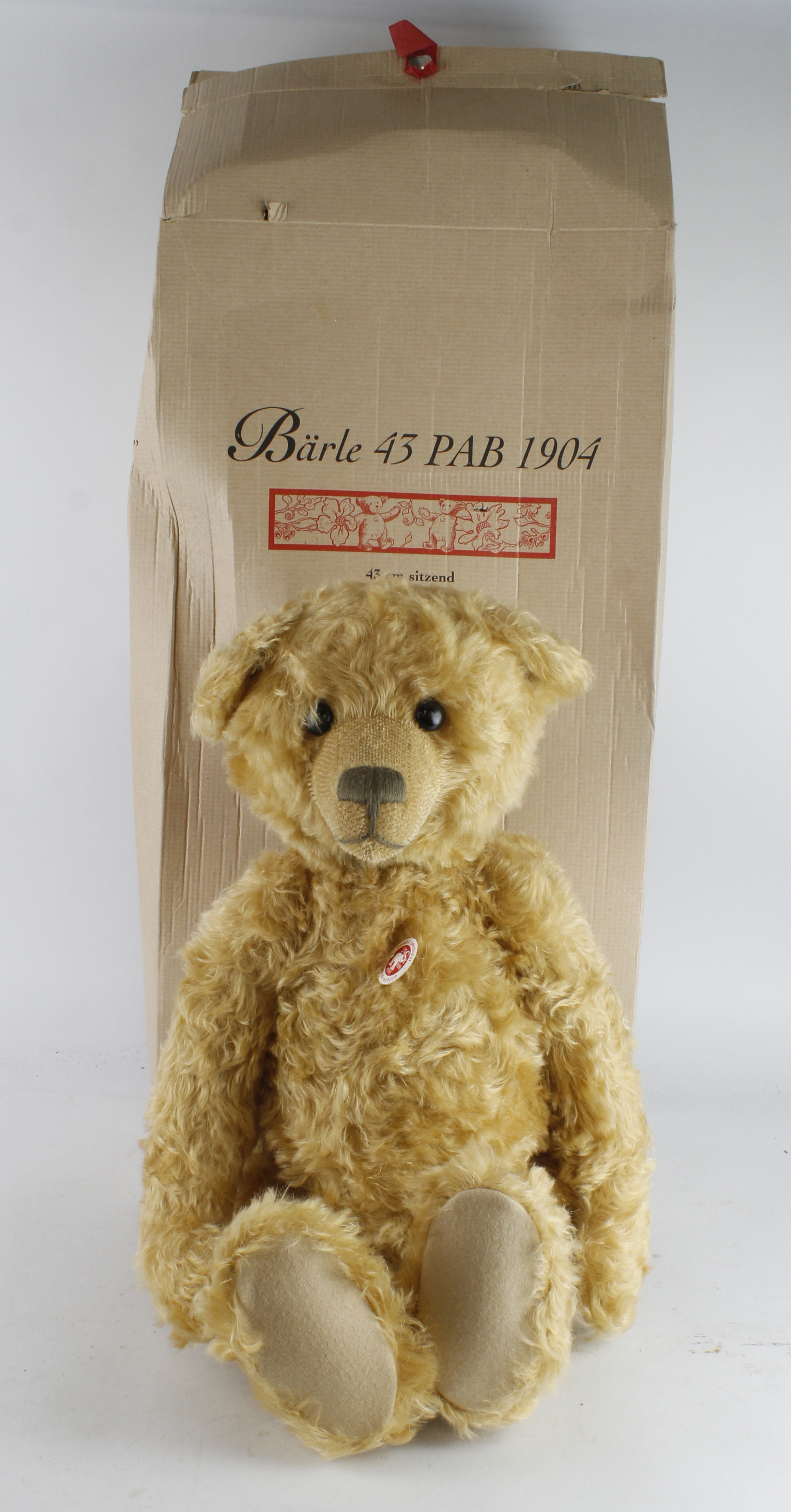 Steiff. A large Steiff limited edition Baerle 43 PAB 1904 bear, with certificate (no. 1021),
