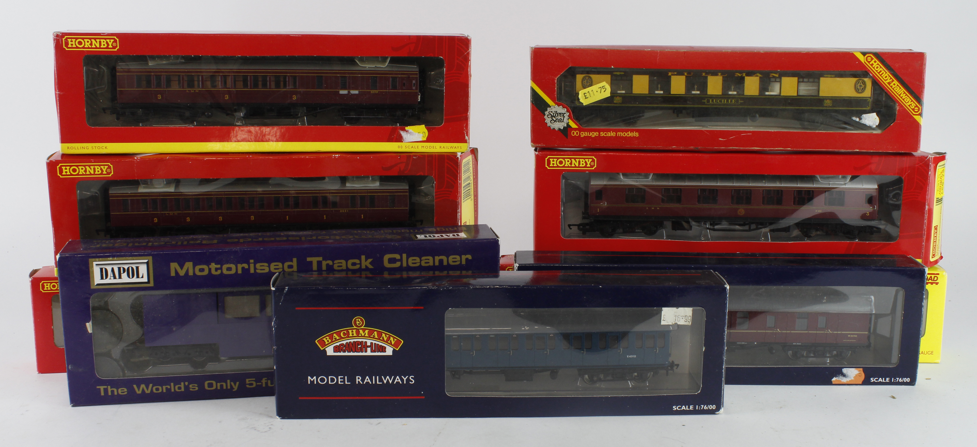 OO gauge. Nine boxed OO gauge rolling stock (mostly coaches), makers comprise Hornby, Bachmann &