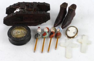 Miscellanea. A group of various items, including cameo brooch in yellow metal mount, porcelain