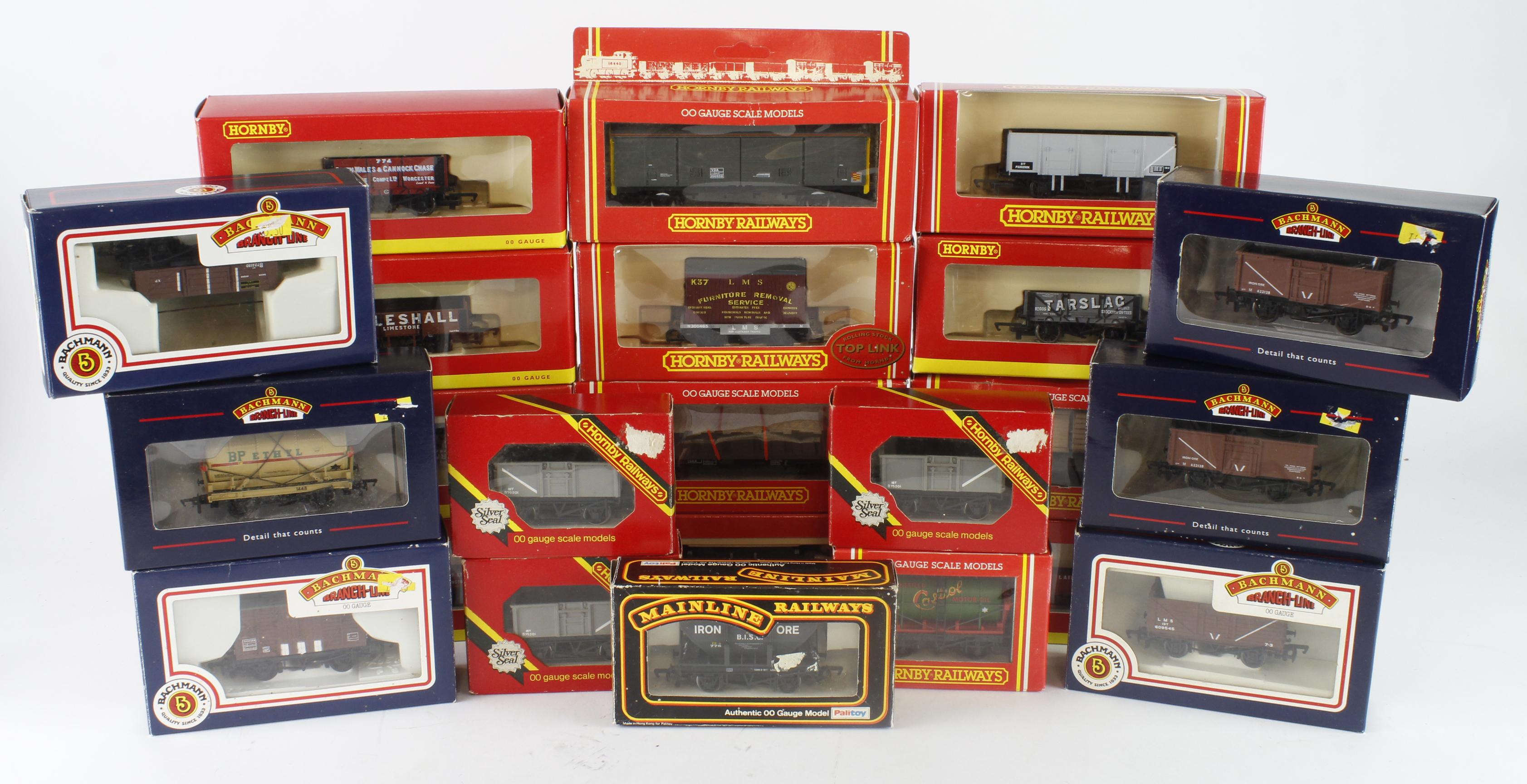 Wagons. Twenty-three boxed OO gauge wagons, comprising Hornby, Bachmann & Mainline