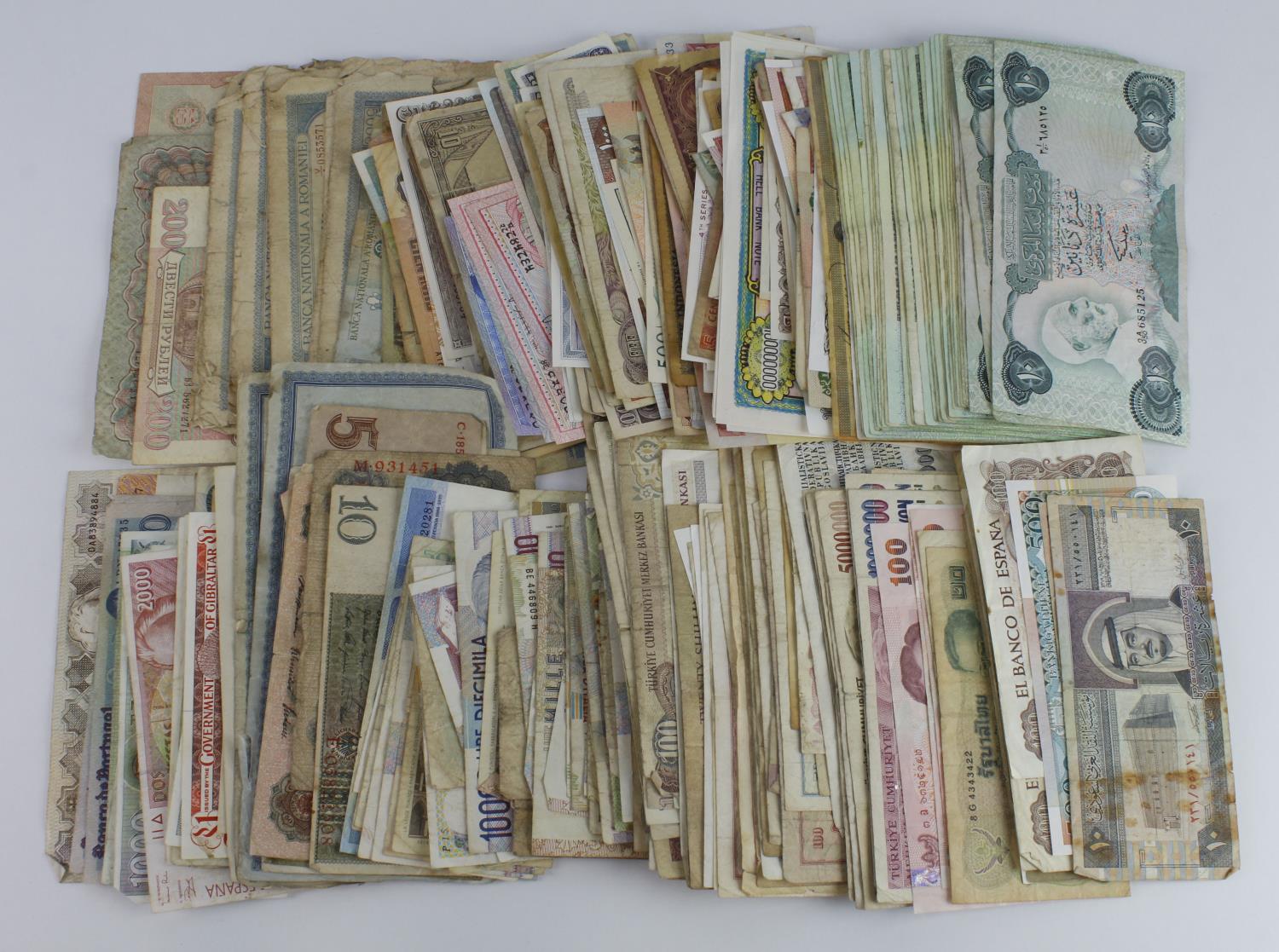 World (approx 400), including 33 x Libya 10 Dinars, Gibraltar, Jersey, Portugal, Malaya, Russia,