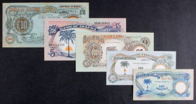 Biafra (5), 10 pounds issued 1967, serial ZA 0998581 (BNB B107a, Pick7a), 5 pounds issued 1968-69,