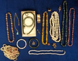 Jewellery and EPNS, a selection of vintage jewellery to include an amber bead necklace, a rolled
