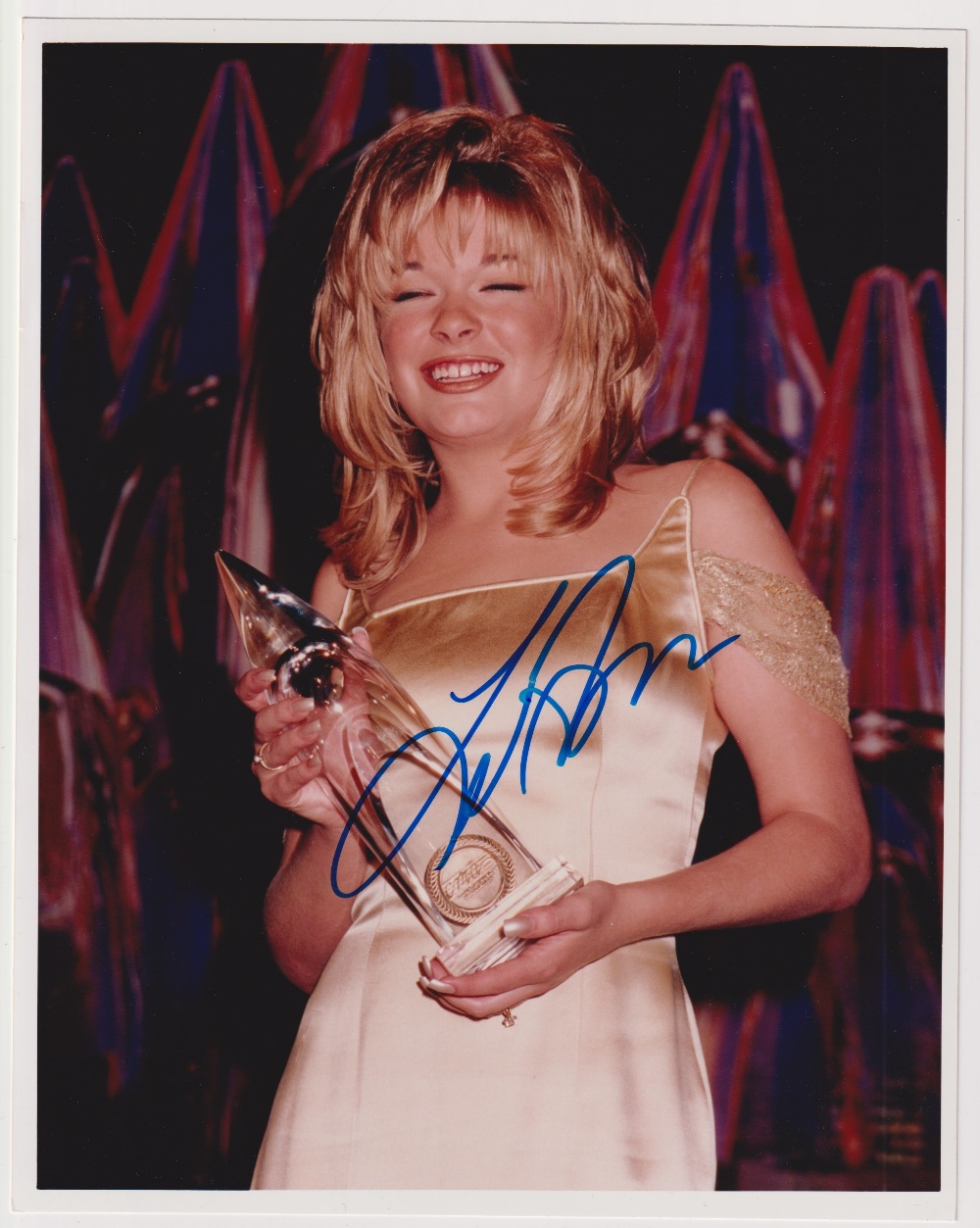 Autographs, Singers, 4 10 x 8" signed colour photographs to comprise Jeniffer Lopez, Shania Twain, - Image 2 of 4