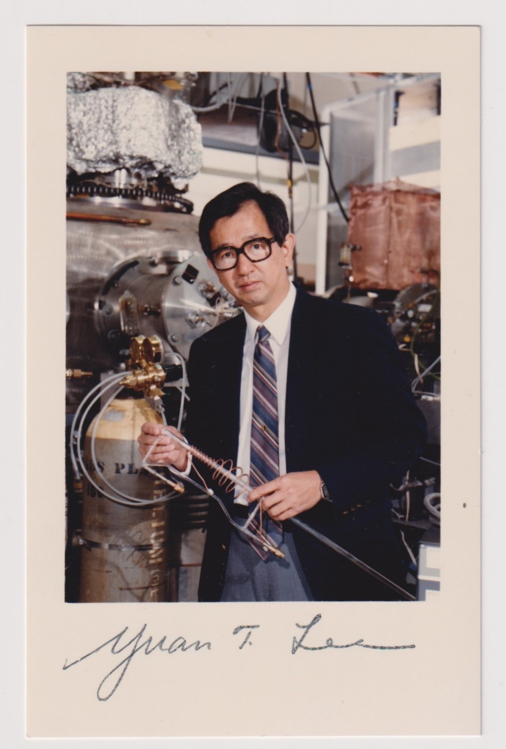 Autograph, Yuan T Lee (1936), Taiwanese Nobel Prize winning chemist, a colour photo signed to the