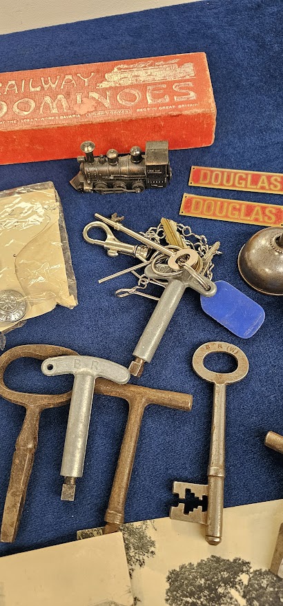 Transportation, a selection of Rail collectables to include Guard's keys, buttons, badges - Bild 3 aus 3