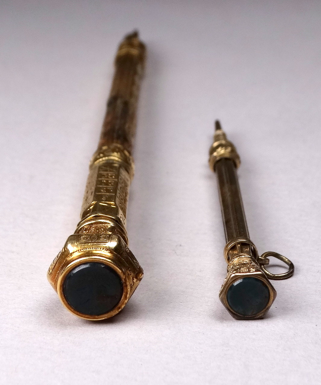 A 19th century gilt pen pencil - incorporating a French perpetual calendar to the top, with a - Image 3 of 4